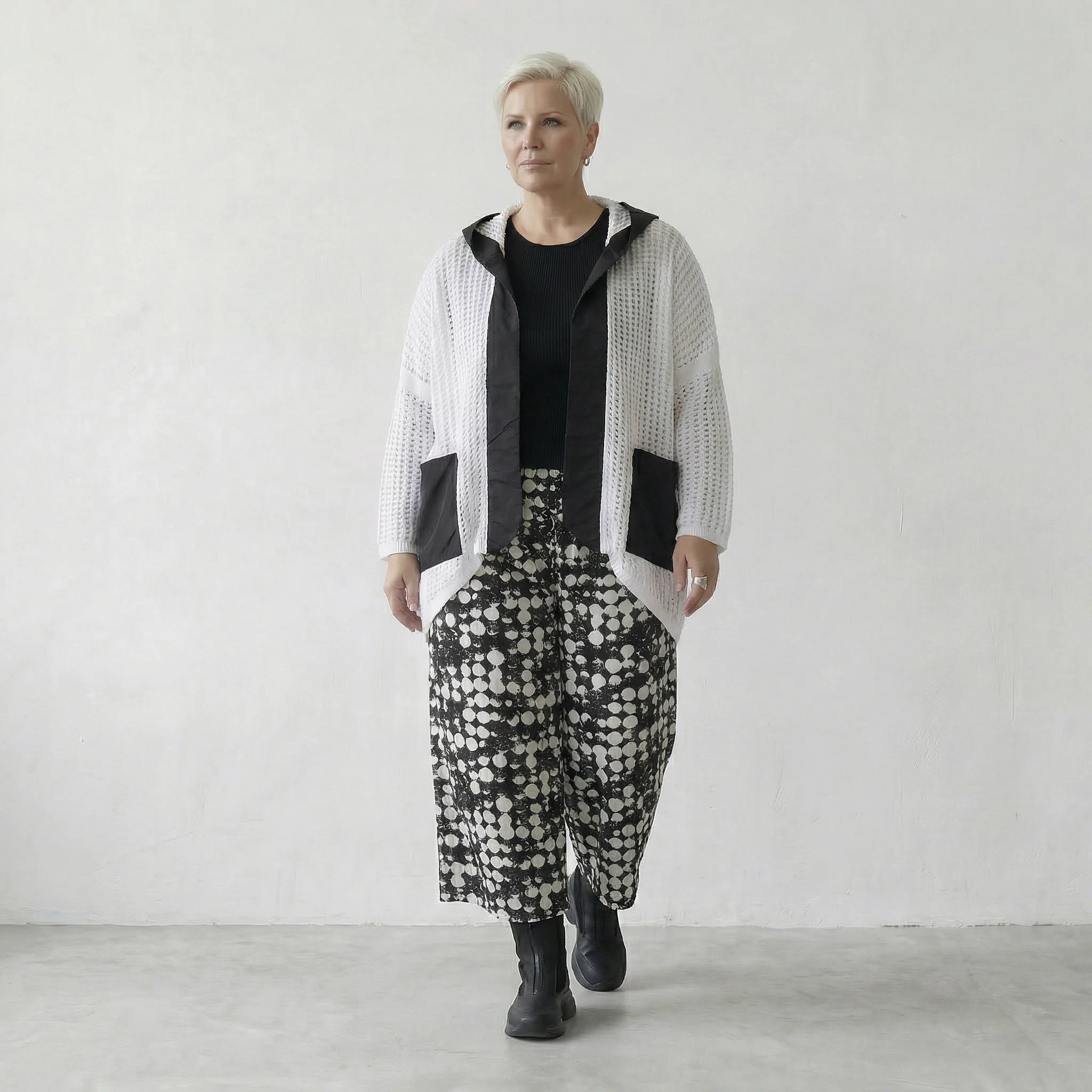 Zeitlos stilvolle Lagenlook Strickjacke aus feiner Baumwolle mit elegantem Schalkragen, Weiß/Schwarz
