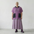 Luftiges Oversize Baumwollshirt im zeitlosen Lagenlook mit feiner Struktur und Kapuze, Beere/Schwarz