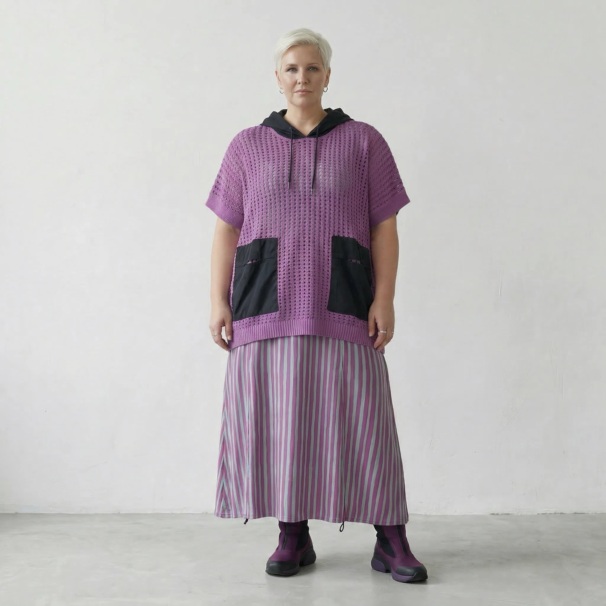 Luftiges Oversize Baumwollshirt im zeitlosen Lagenlook mit feiner Struktur und Kapuze, Beere/Schwarz