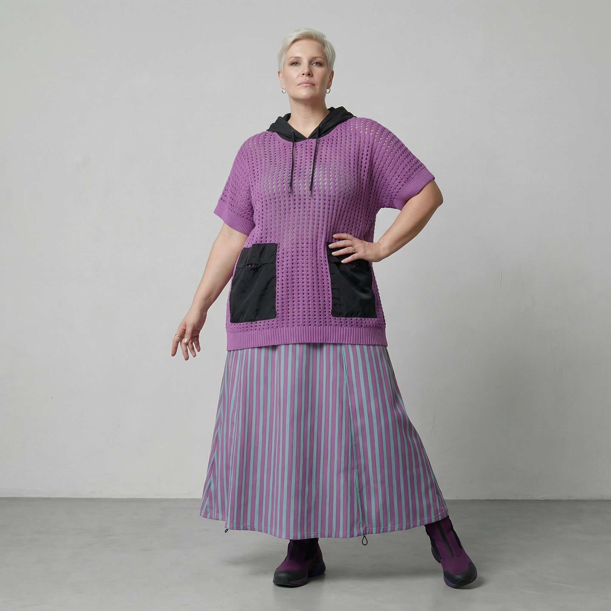 Luftiges Oversize Baumwollshirt im zeitlosen Lagenlook mit feiner Struktur und Kapuze, Beere/Schwarz