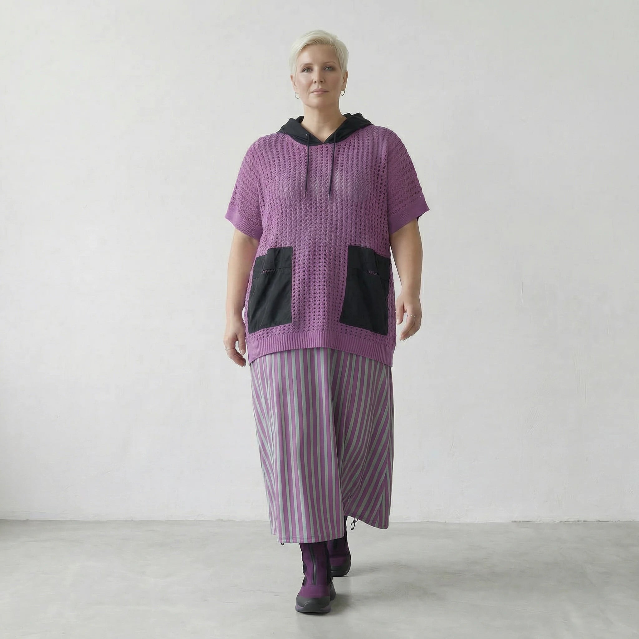 Luftiges Oversize Baumwollshirt im zeitlosen Lagenlook mit feiner Struktur und Kapuze, Beere/Schwarz