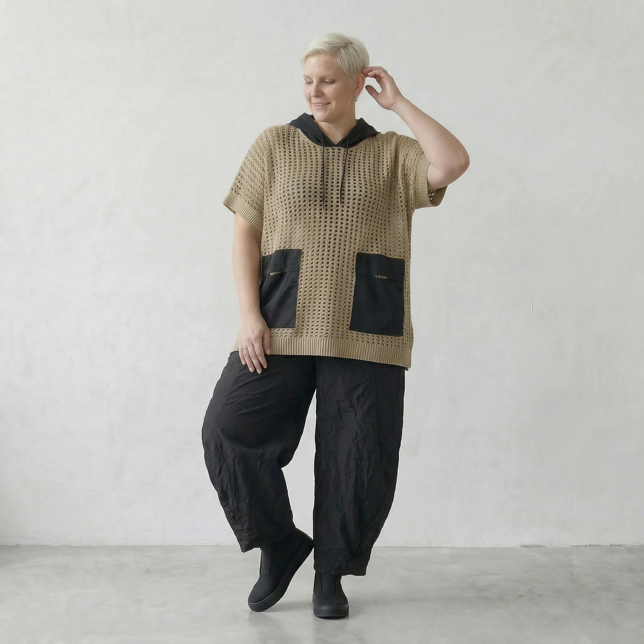 Stilvolles Oversize Shirt aus luftiger Baumwolle in ausgefallenem Lagenlook mit Kapuze, Sand/Schwarz