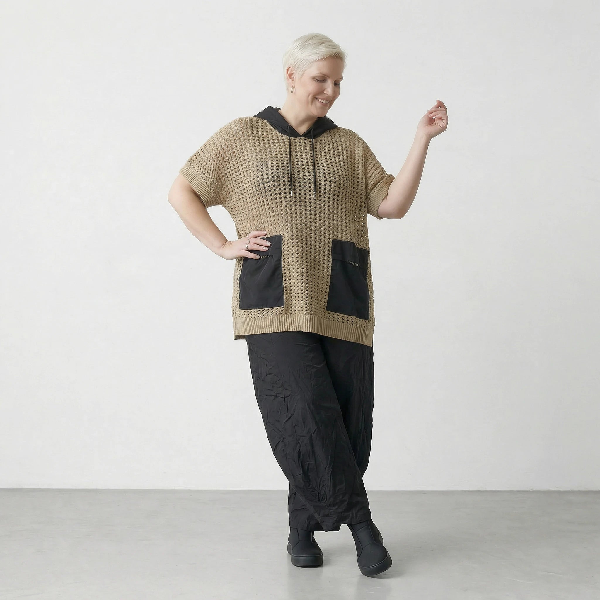 Stilvolles Oversize Shirt aus luftiger Baumwolle in ausgefallenem Lagenlook mit Kapuze, Sand/Schwarz