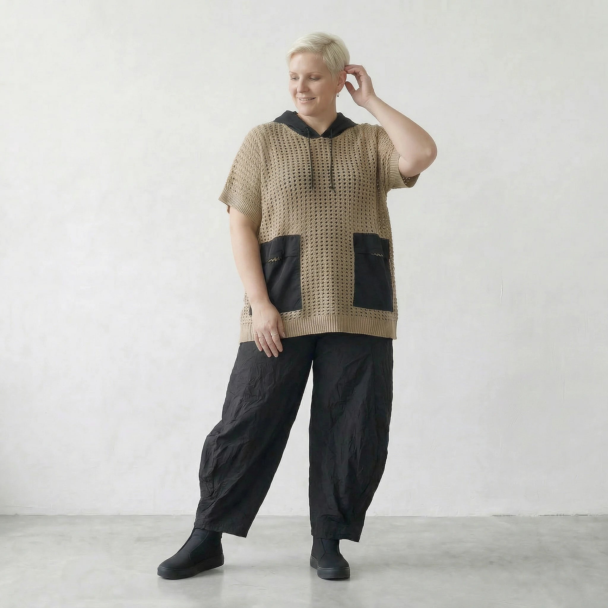Stilvolles Oversize Shirt aus luftiger Baumwolle in ausgefallenem Lagenlook mit Kapuze, Sand/Schwarz