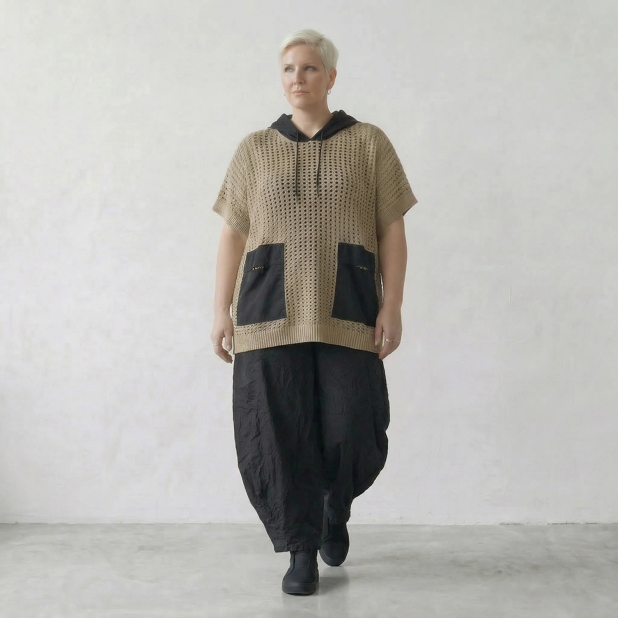 Stilvolles Oversize Shirt aus luftiger Baumwolle in ausgefallenem Lagenlook mit Kapuze, Sand/Schwarz