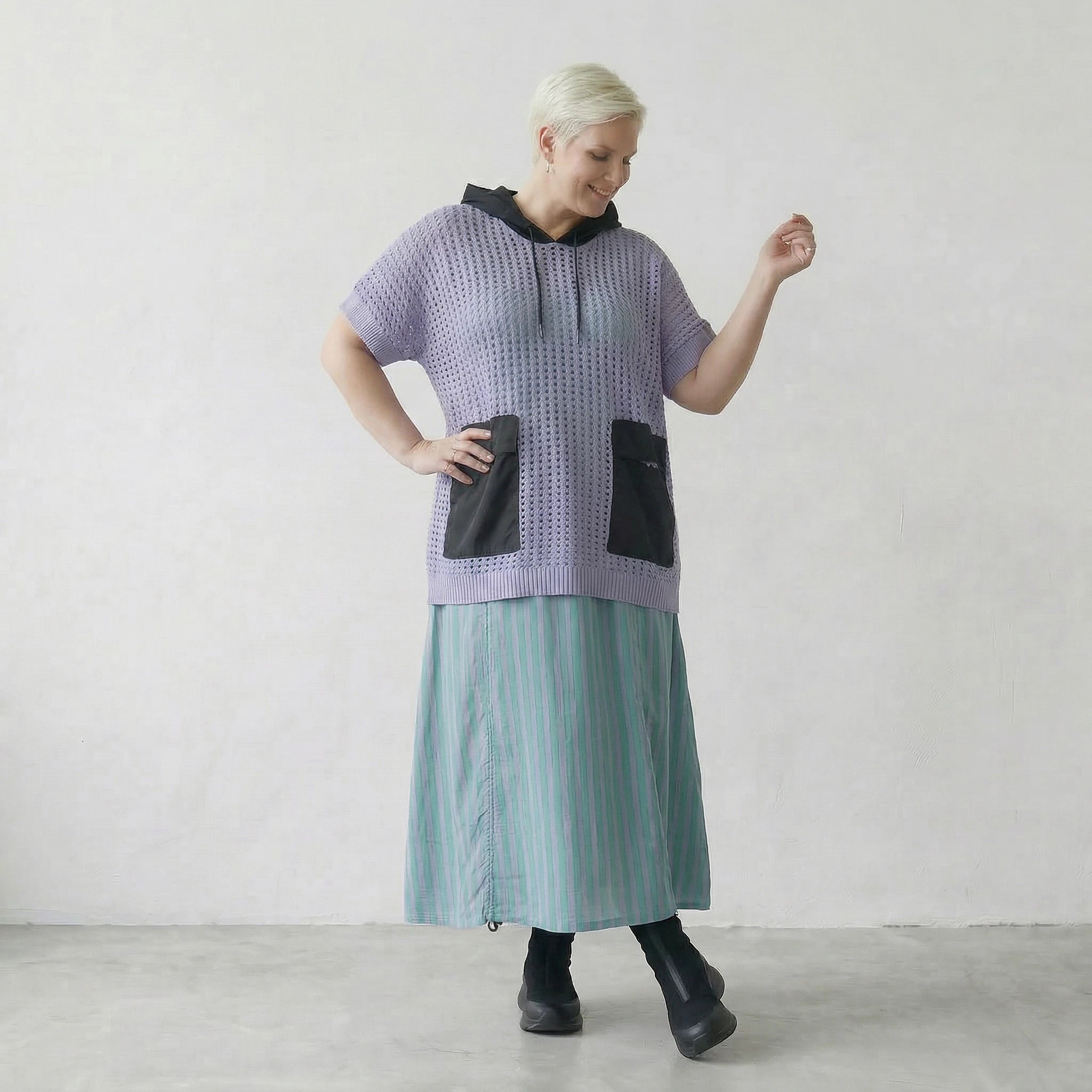 Luftiges Oversize Shirt aus feiner Baumwolle im ausgefallenen Lagenlook mit Kapuze, Flieder/Schwarz