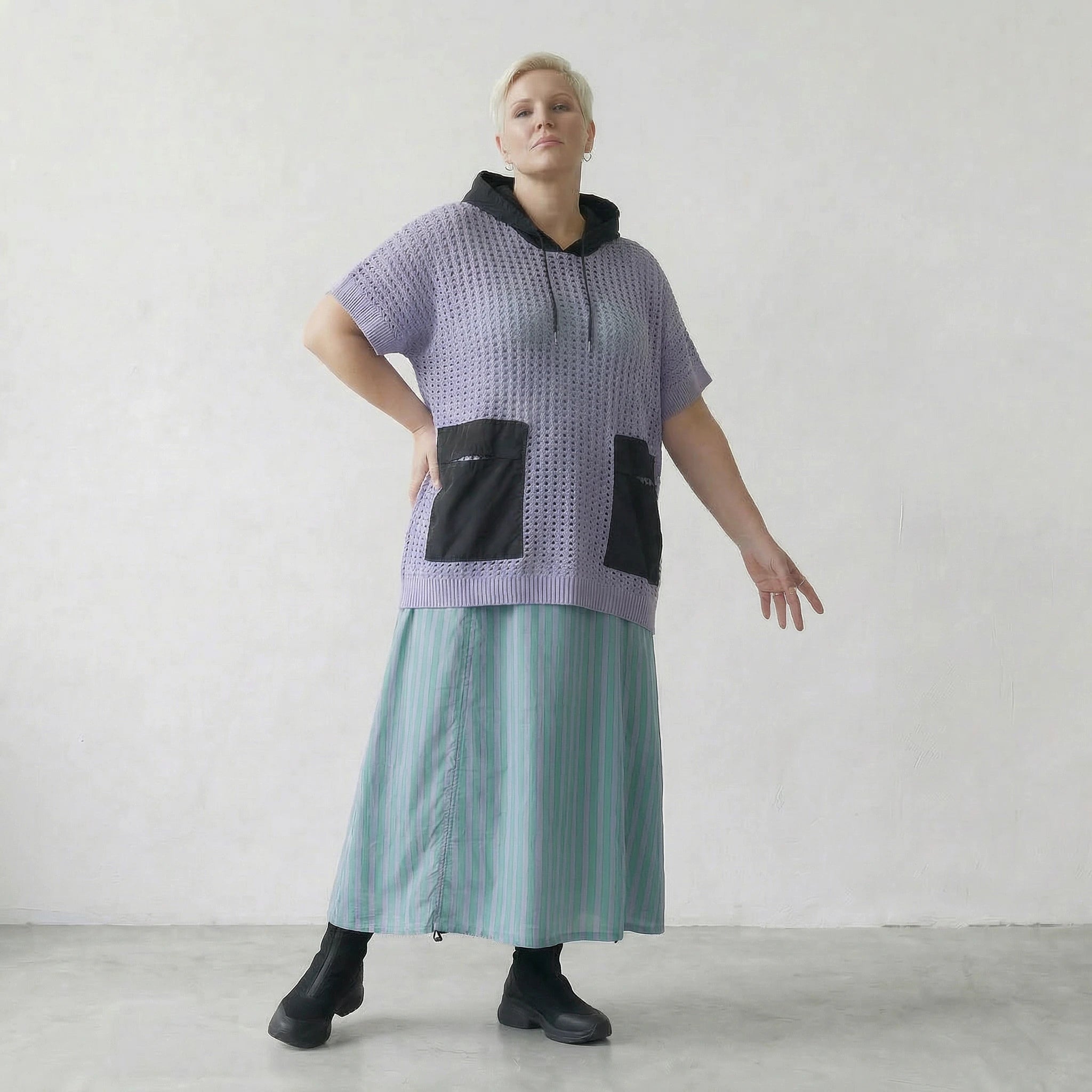 Luftiges Oversize Shirt aus feiner Baumwolle im ausgefallenen Lagenlook mit Kapuze, Flieder/Schwarz
