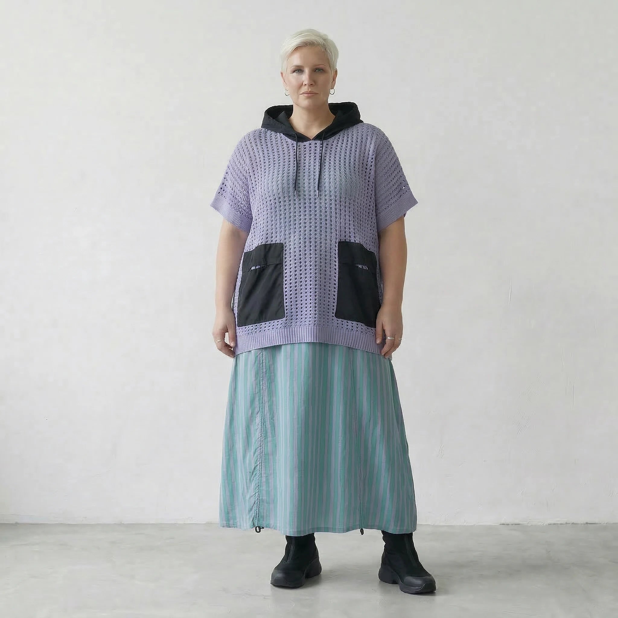 Luftiges Oversize Shirt aus feiner Baumwolle im ausgefallenen Lagenlook mit Kapuze, Flieder/Schwarz
