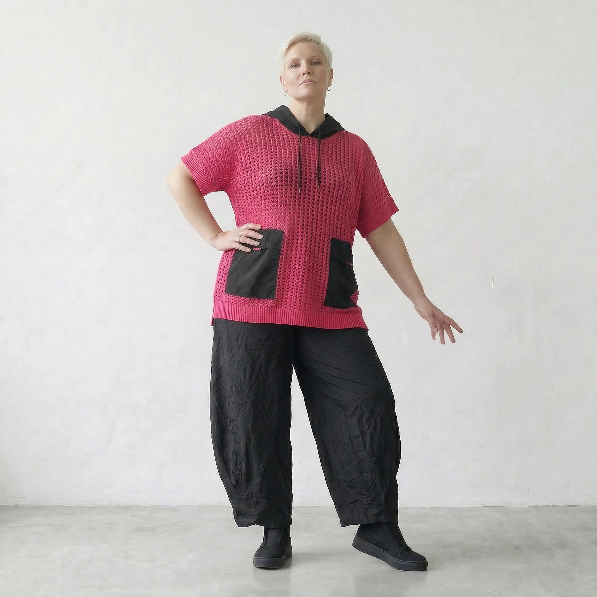 Zeitloses Oversize Shirt aus feiner Baumwolle mit ausgestelltem Lagenlook, Kapuze und Details, Fuchsia/Schwarz