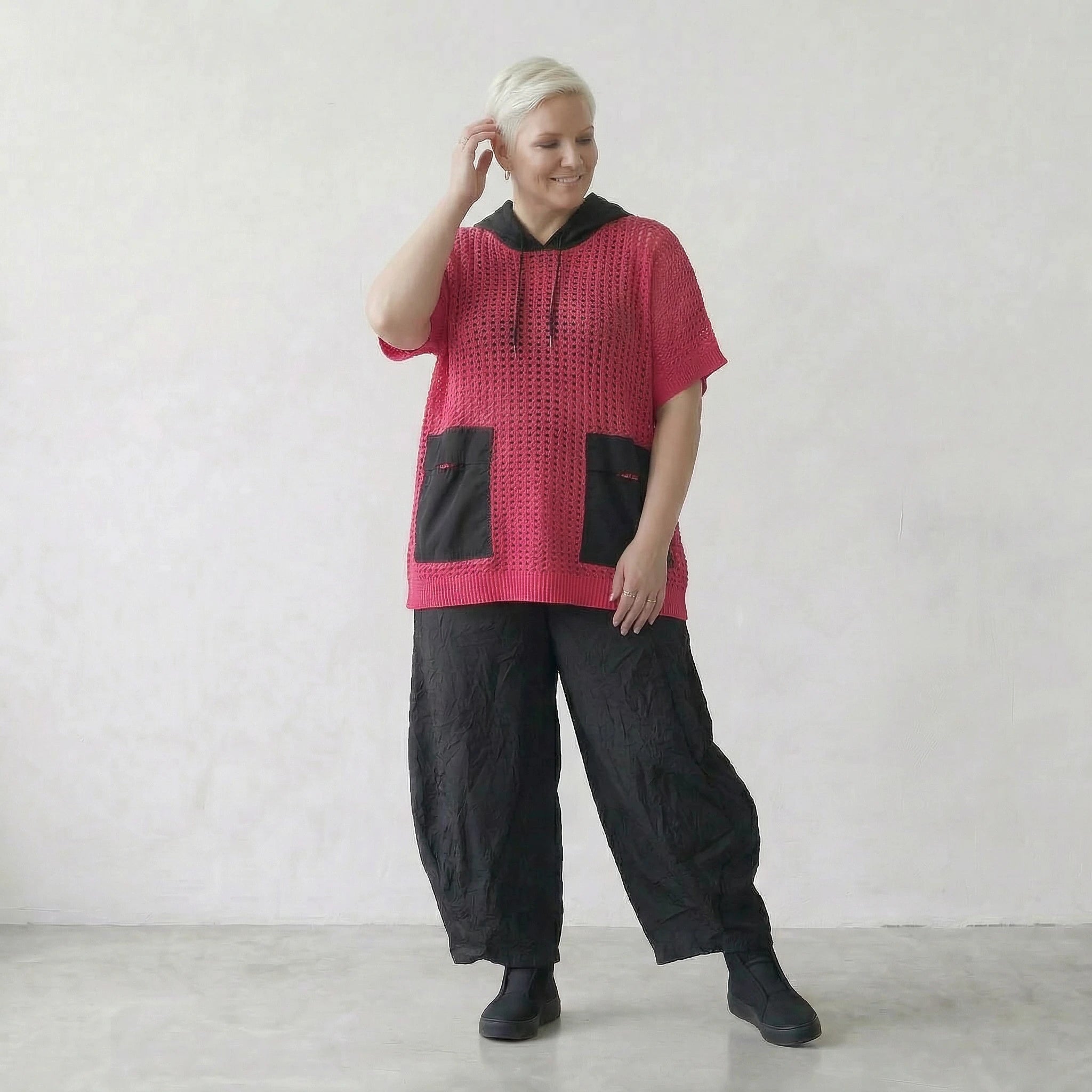 Zeitloses Oversize Shirt aus feiner Baumwolle mit ausgestelltem Lagenlook, Kapuze und Details, Fuchsia/Schwarz