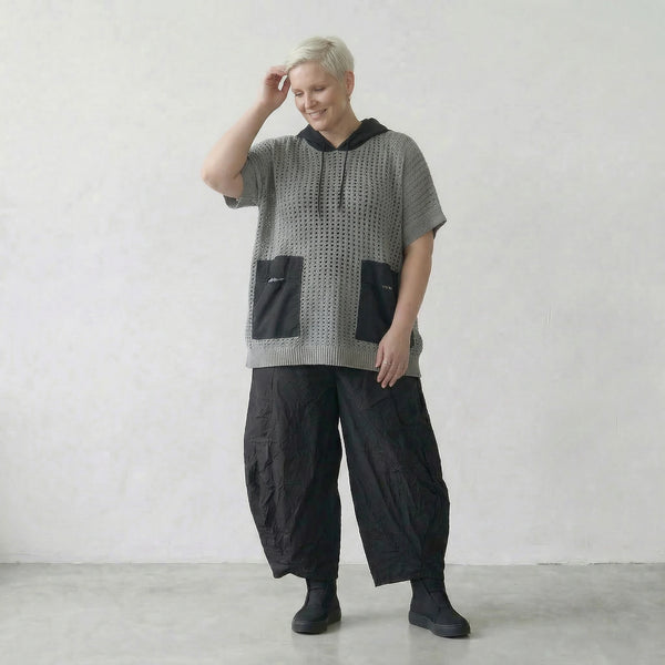 Shirt grauschwarz mit Lochstruktur Kapuze Taschen und Memorytaft in lockerer Struktur