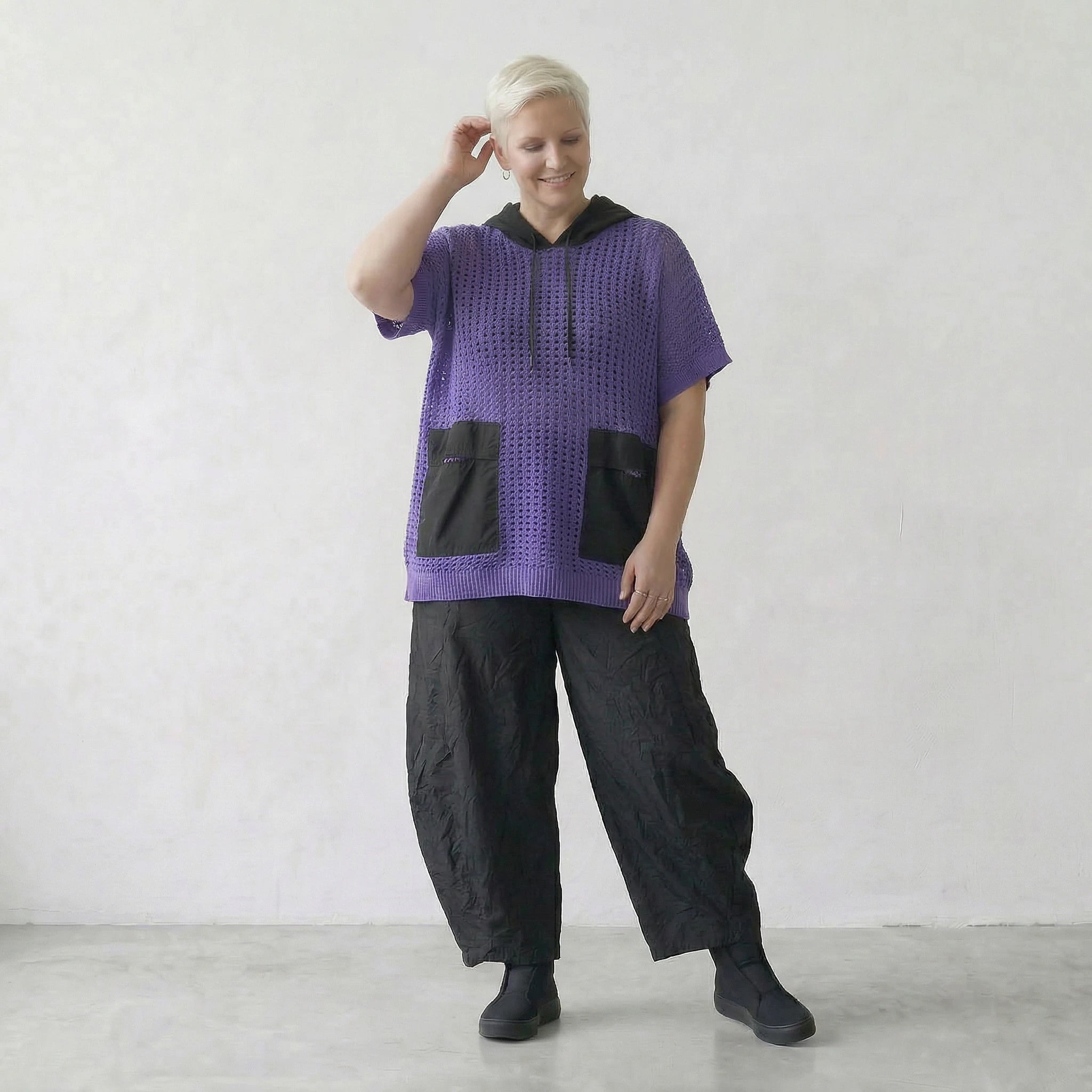 Stilvolles Oversize Shirt im Lagenlook aus feinem Baumwollstrick mit moderner Lochstruktur, Violett/Schwarz