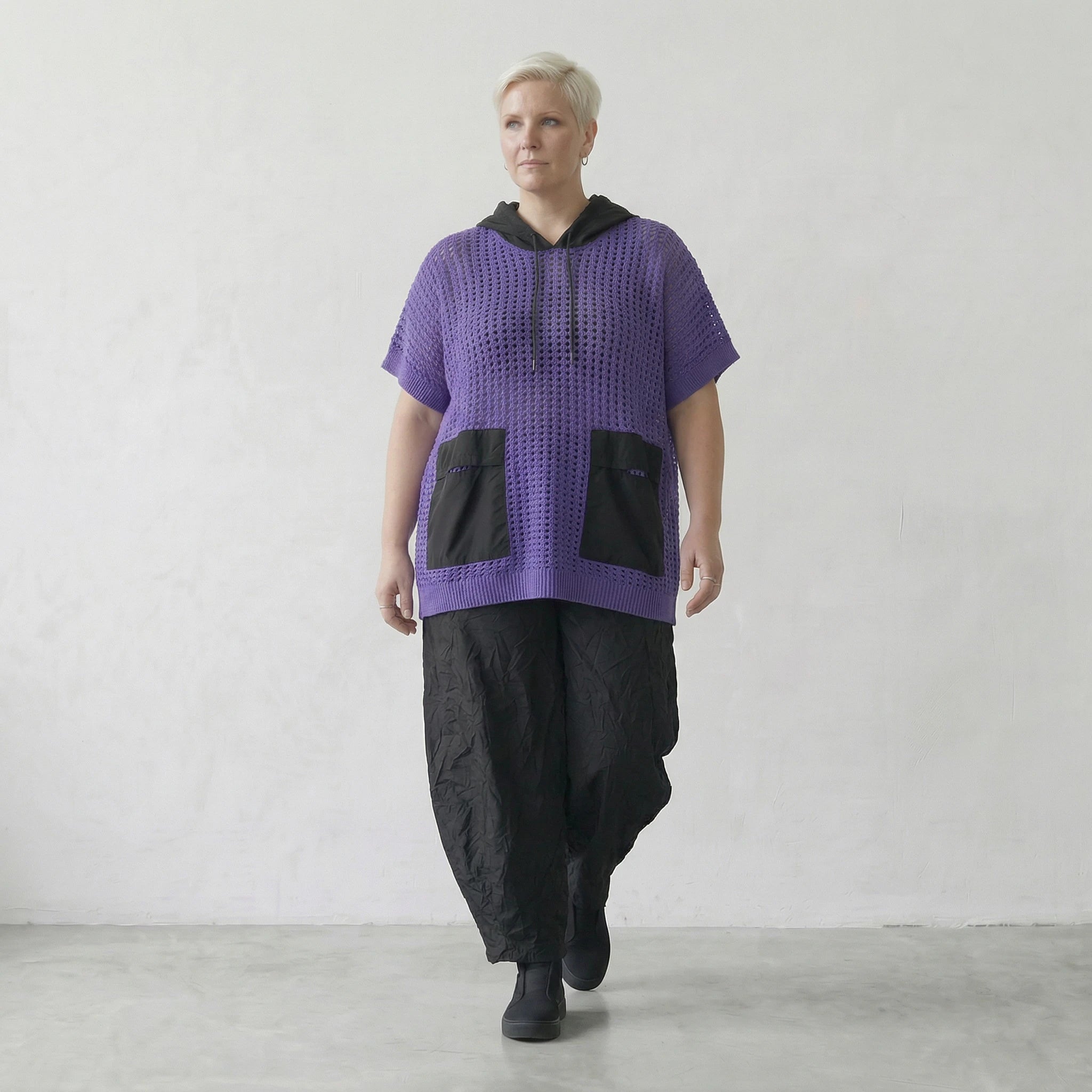 Stilvolles Oversize Shirt im Lagenlook aus feinem Baumwollstrick mit moderner Lochstruktur, Violett/Schwarz
