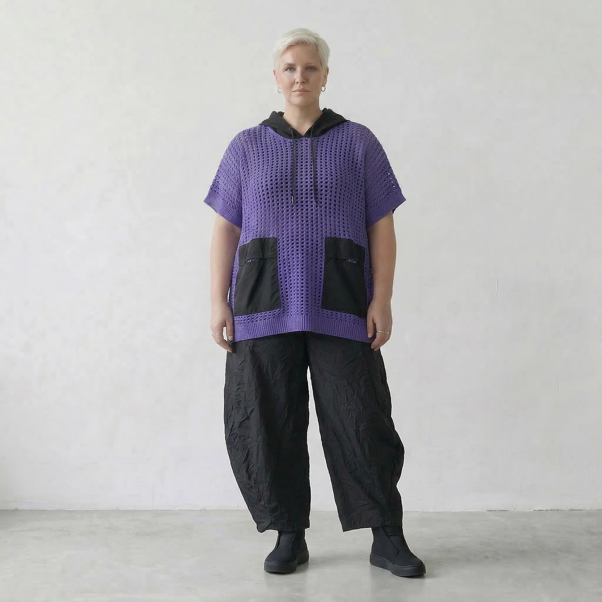 Stilvolles Oversize Shirt im Lagenlook aus feinem Baumwollstrick mit moderner Lochstruktur, Violett/Schwarz