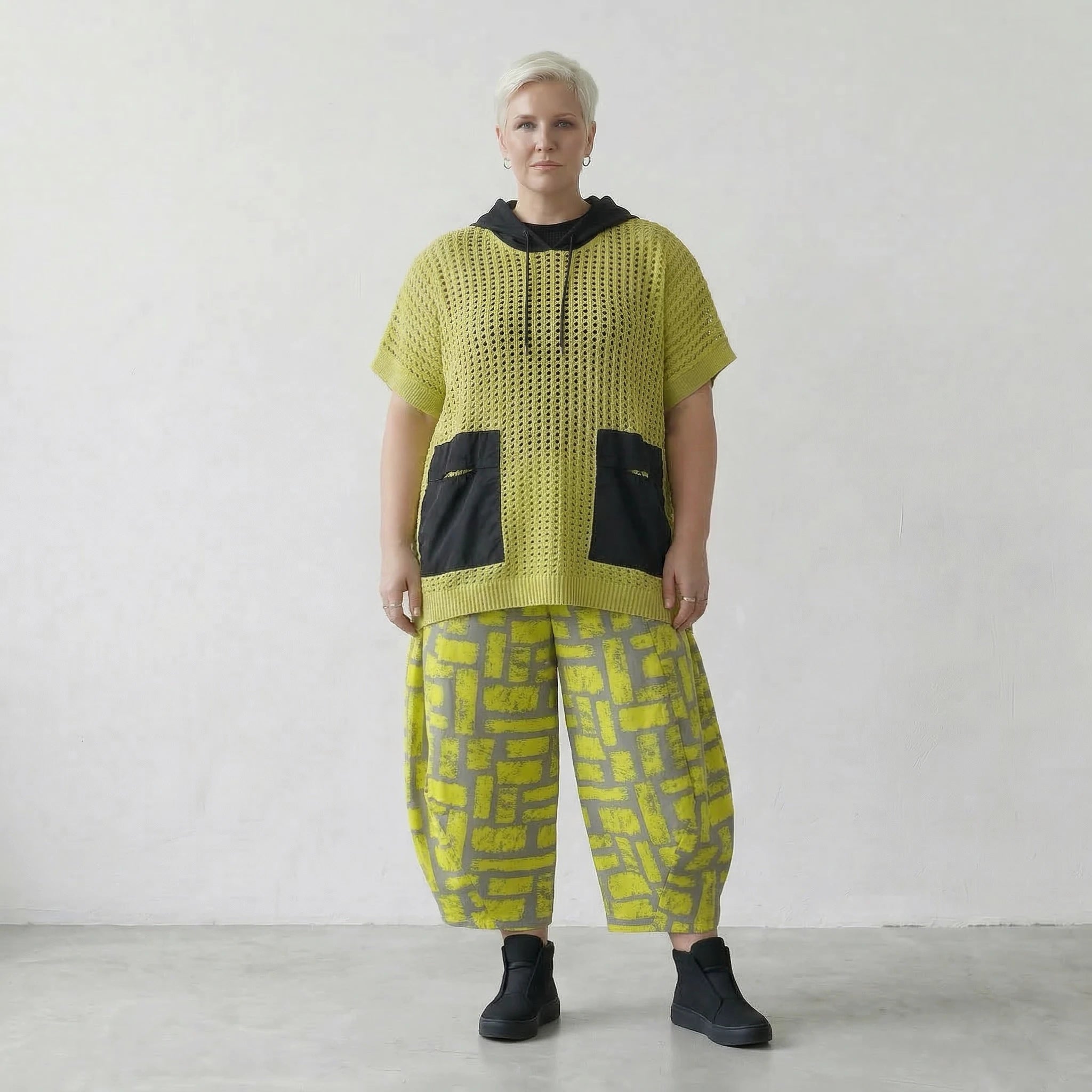 Zeitlos legeres Oversize Lagenlook Shirt aus feinem Baumwollstrick mit Kapuze, modern, Lime/Schwarz