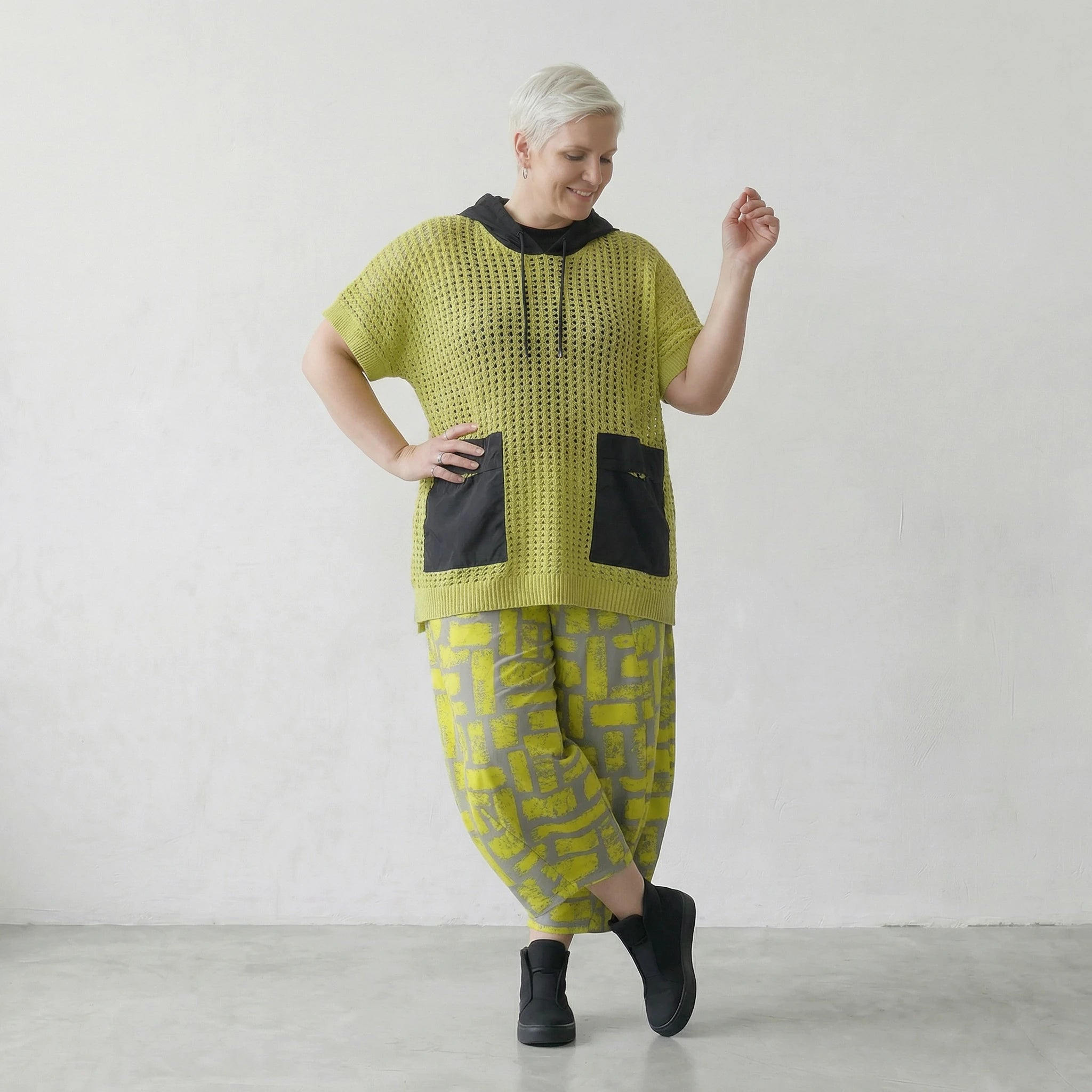 Zeitlos legeres Oversize Lagenlook Shirt aus feinem Baumwollstrick mit Kapuze, modern, Lime/Schwarz