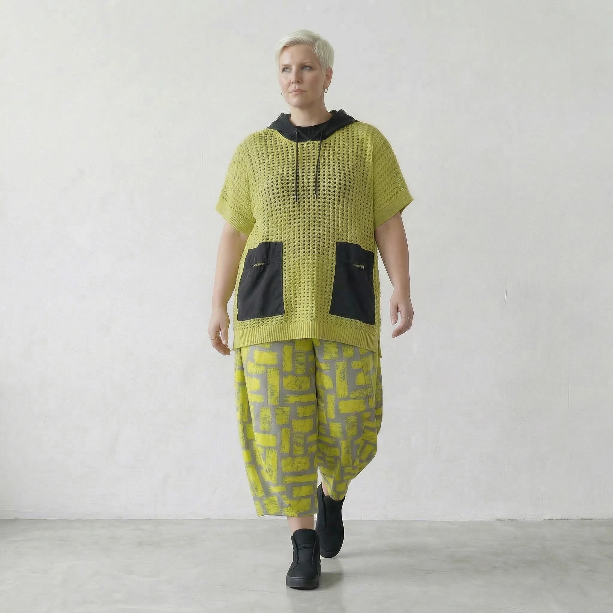 Zeitlos legeres Oversize Lagenlook Shirt aus feinem Baumwollstrick mit Kapuze, modern, Lime/Schwarz