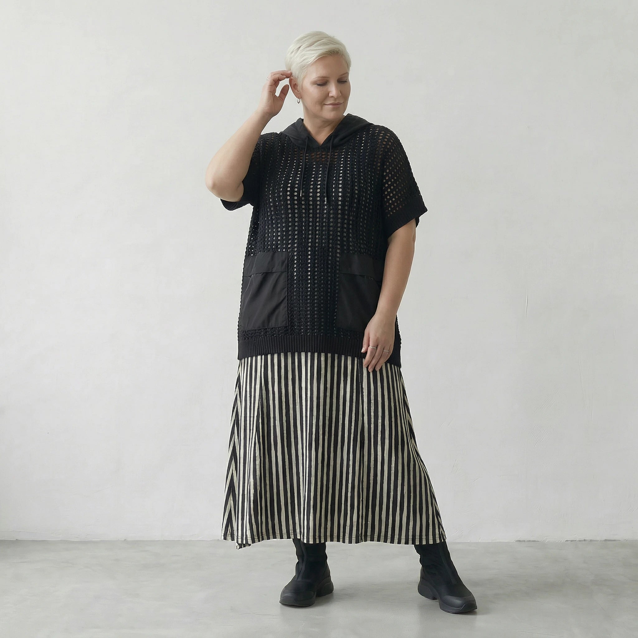 Luftiges Oversize Shirt aus leichter Baumwolle im ausgefallenen Lagenlook mit Kapuze, Schwarz