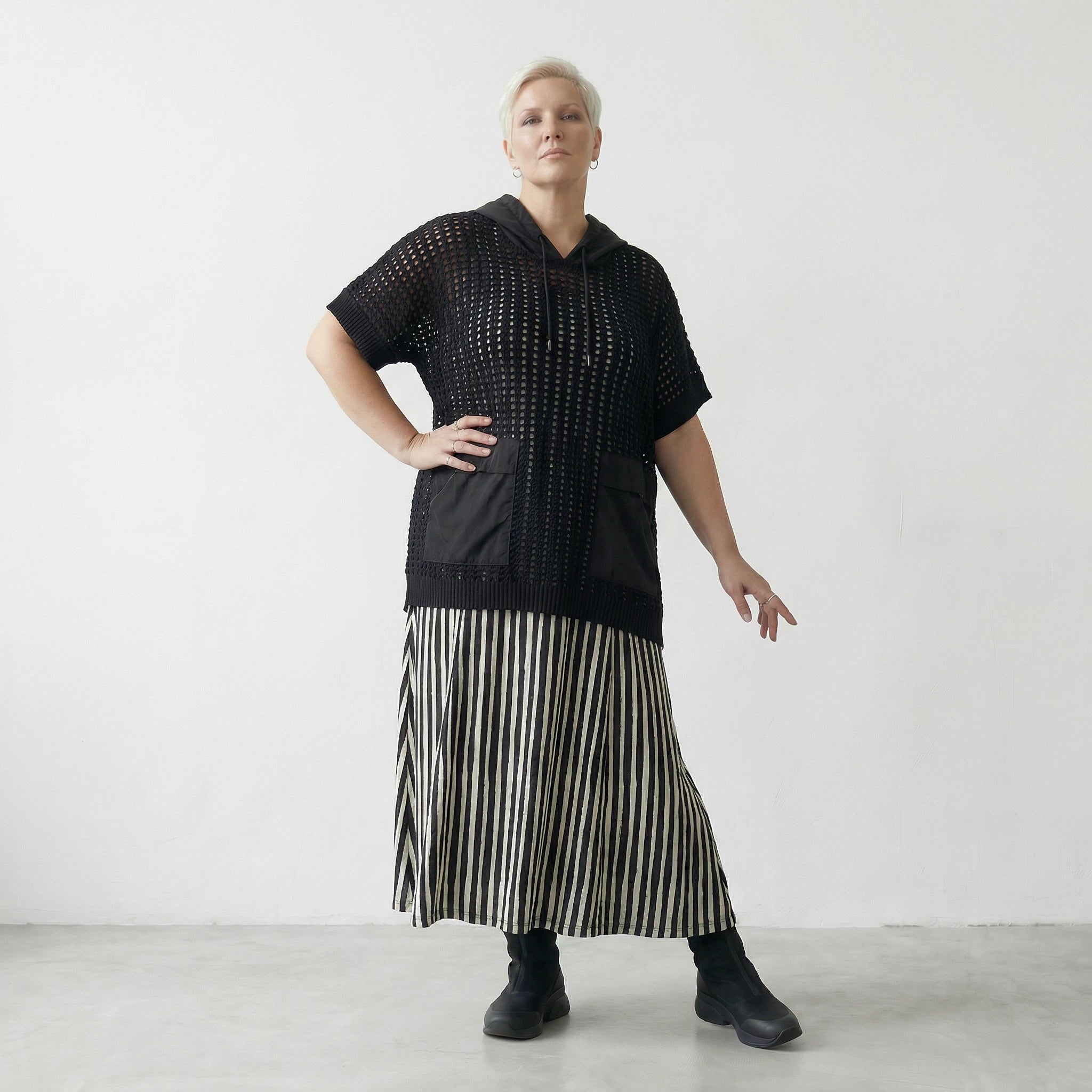 Luftiges Oversize Shirt aus leichter Baumwolle im ausgefallenen Lagenlook mit Kapuze, Schwarz
