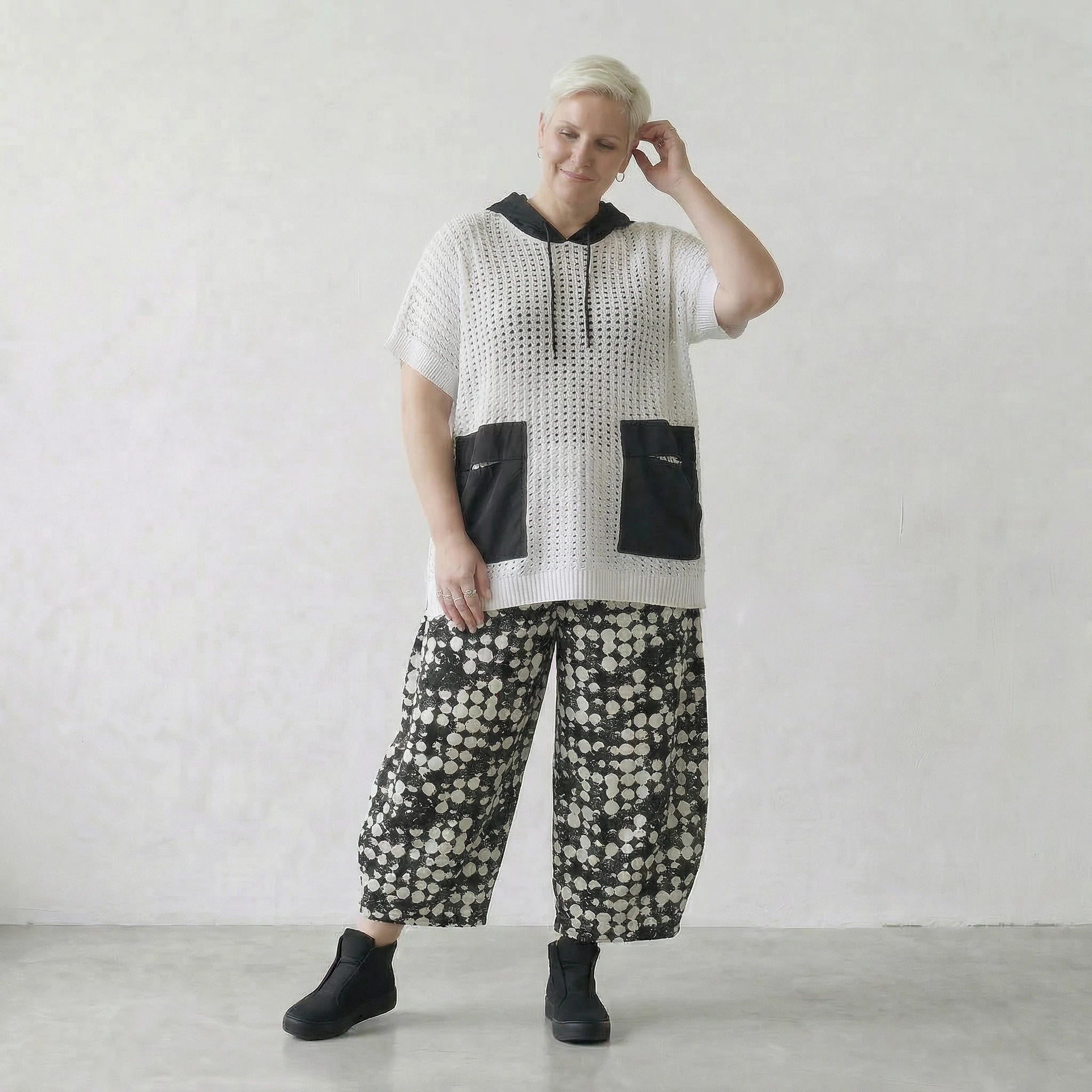 Leichtes Oversize Shirt im exklusiven Lagenlook aus feiner Baumwolle mit Lochstruktur, Weiß/Schwarz