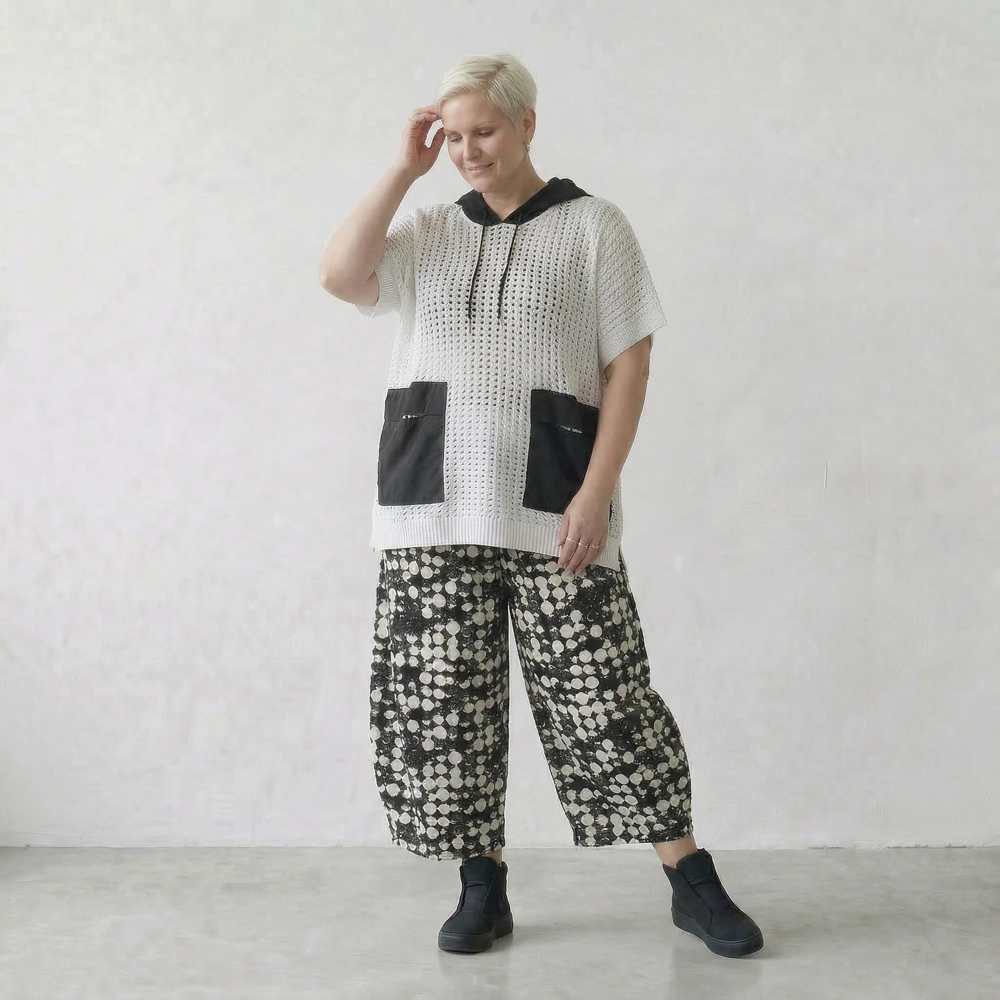 Leichtes Oversize Shirt im exklusiven Lagenlook aus feiner Baumwolle mit Lochstruktur, Weiß/Schwarz