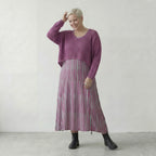 Fein gestrickter Lagenlook Überwurf mit kastiger Oversize Form und luftiger Loch Struktur, Beere
