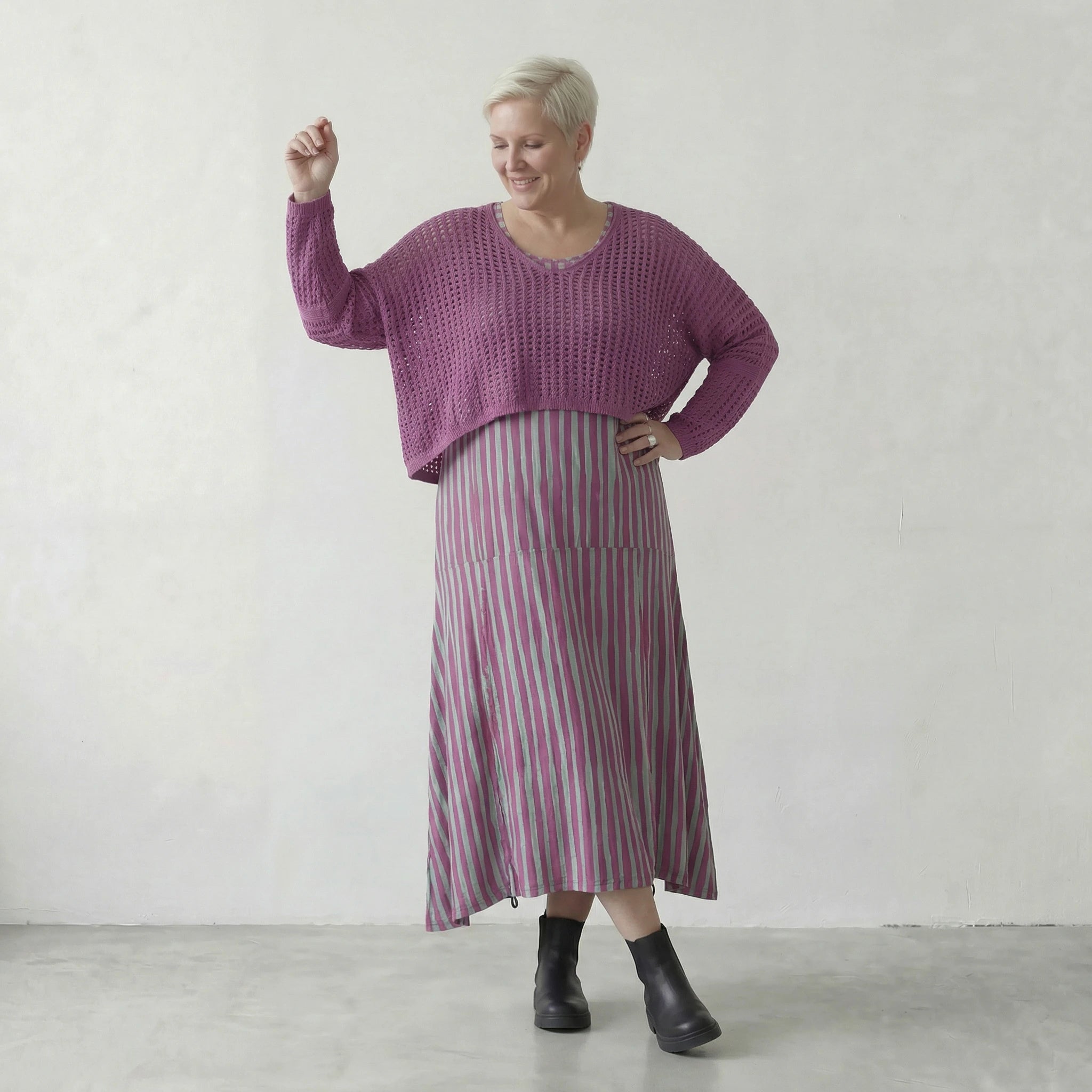 Fein gestrickter Lagenlook Überwurf mit kastiger Oversize Form und luftiger Loch Struktur, Beere