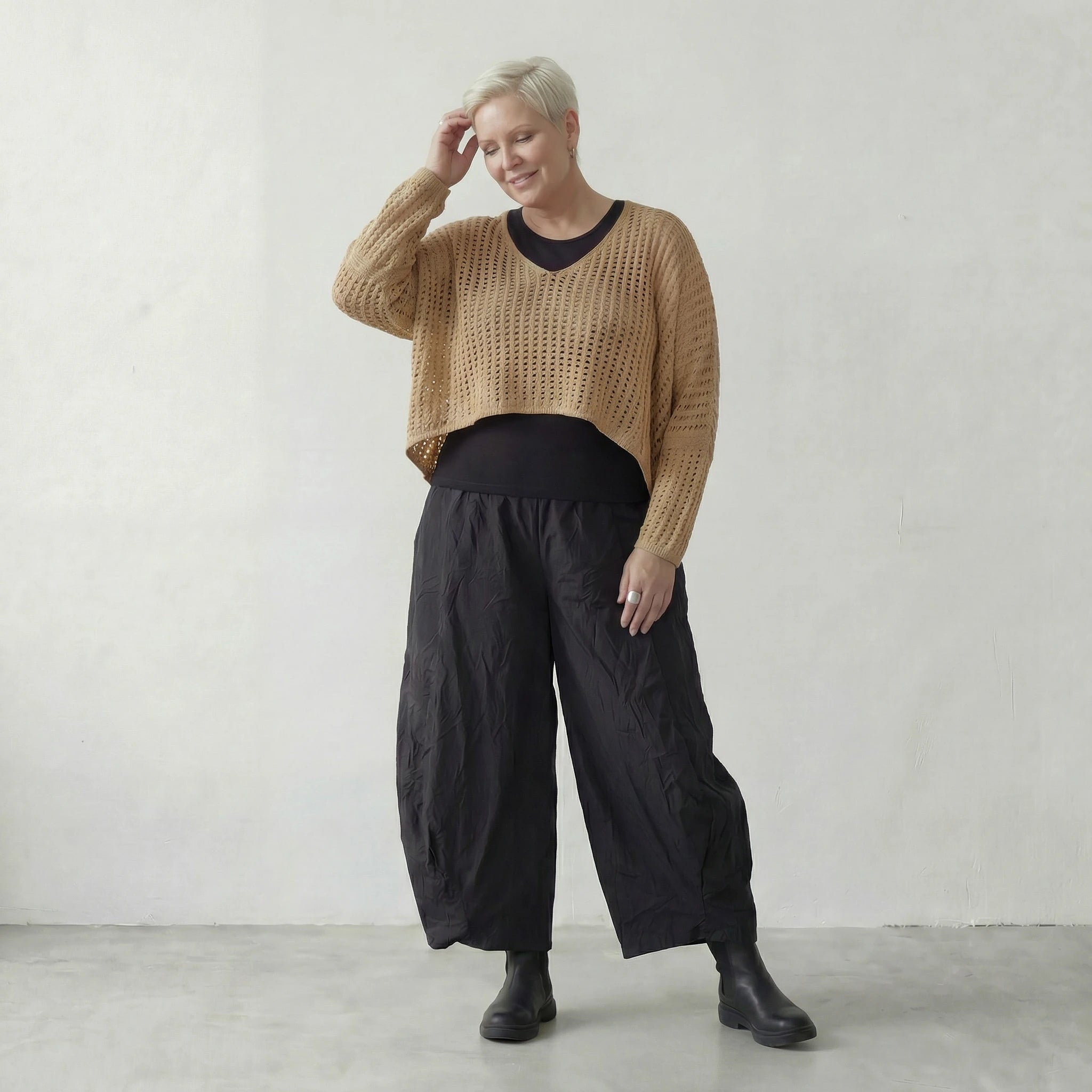 Zeitlos stilvoller Oversize Lagenlook Überwurf aus feiner Baumwolle mit luftiger Lochstruktur, Sand