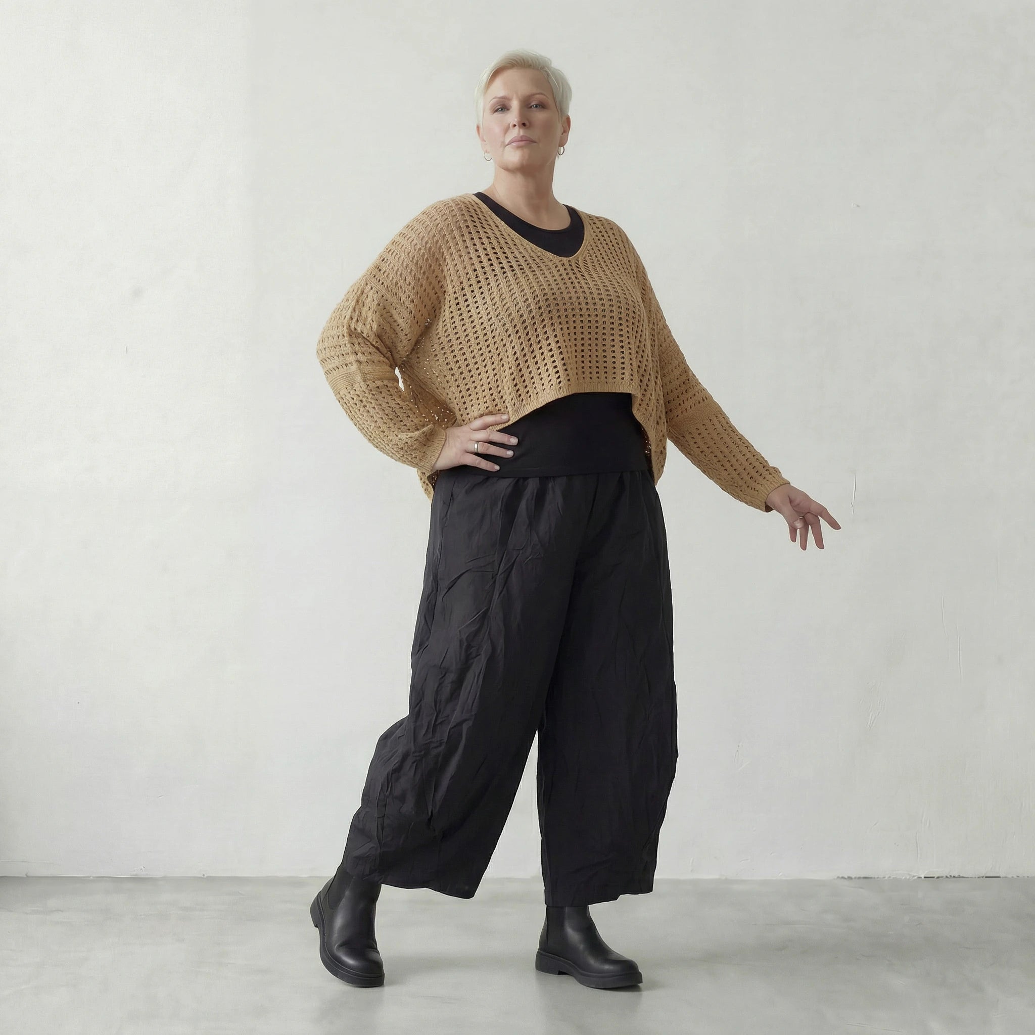 Zeitlos stilvoller Oversize Lagenlook Überwurf aus feiner Baumwolle mit luftiger Lochstruktur, Sand