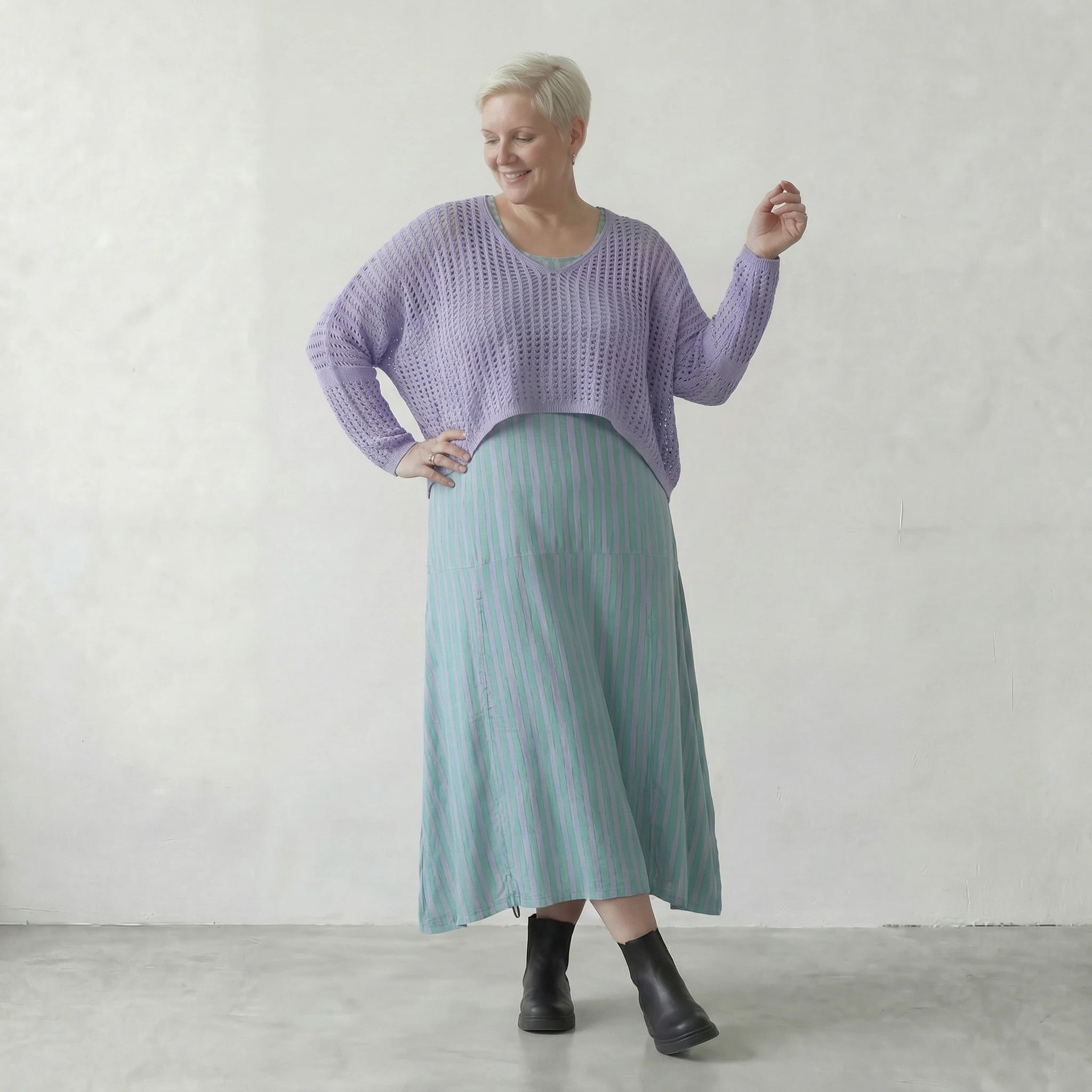 Stilvoller Lagenlook Überwurf aus feiner Baumwolle in kastiger Oversize-Form mit Loch Struktur, Flieder