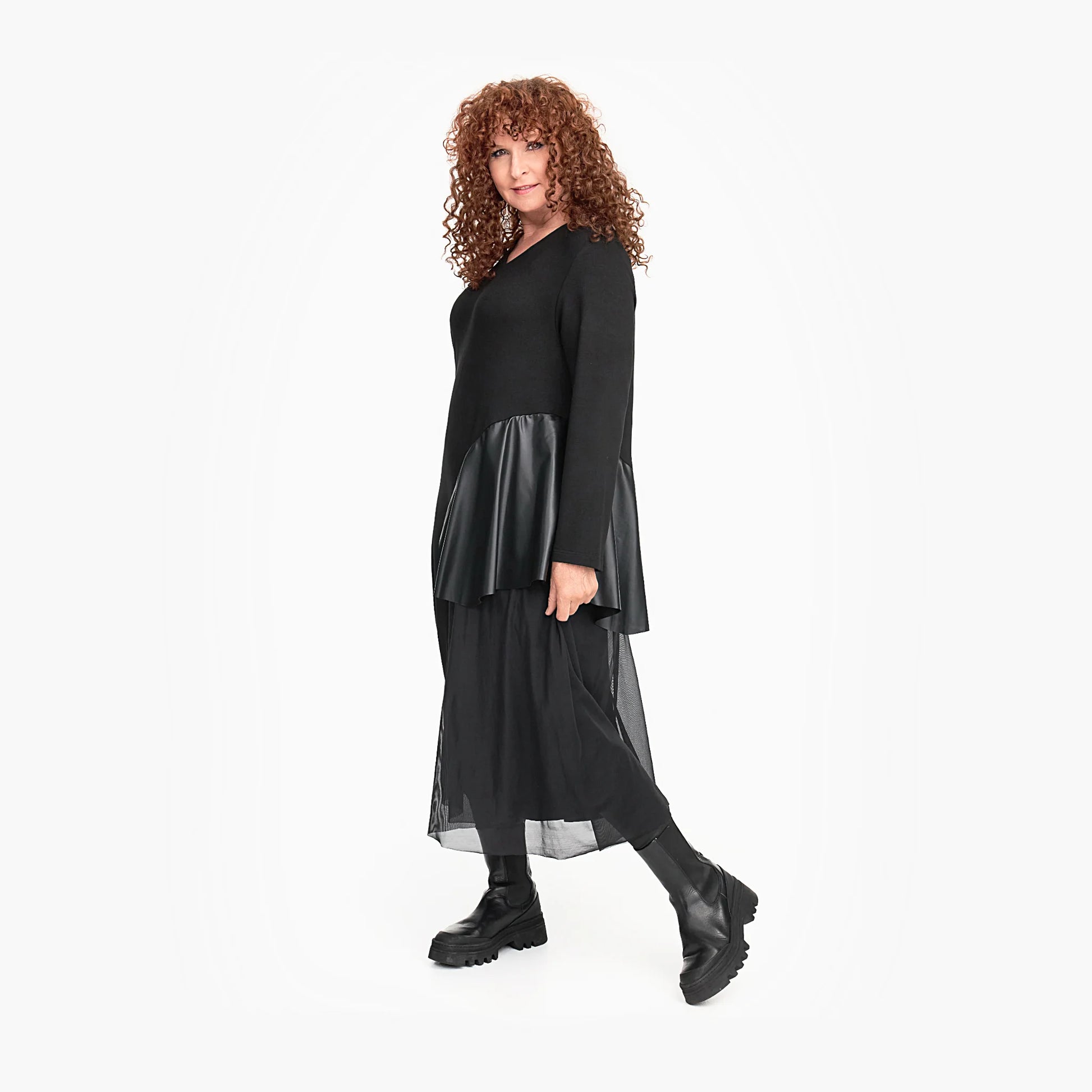  Elegantes Oversize-Kleid in klassischem Schwarz mit V-Ausschnitt und praktischen Taschen