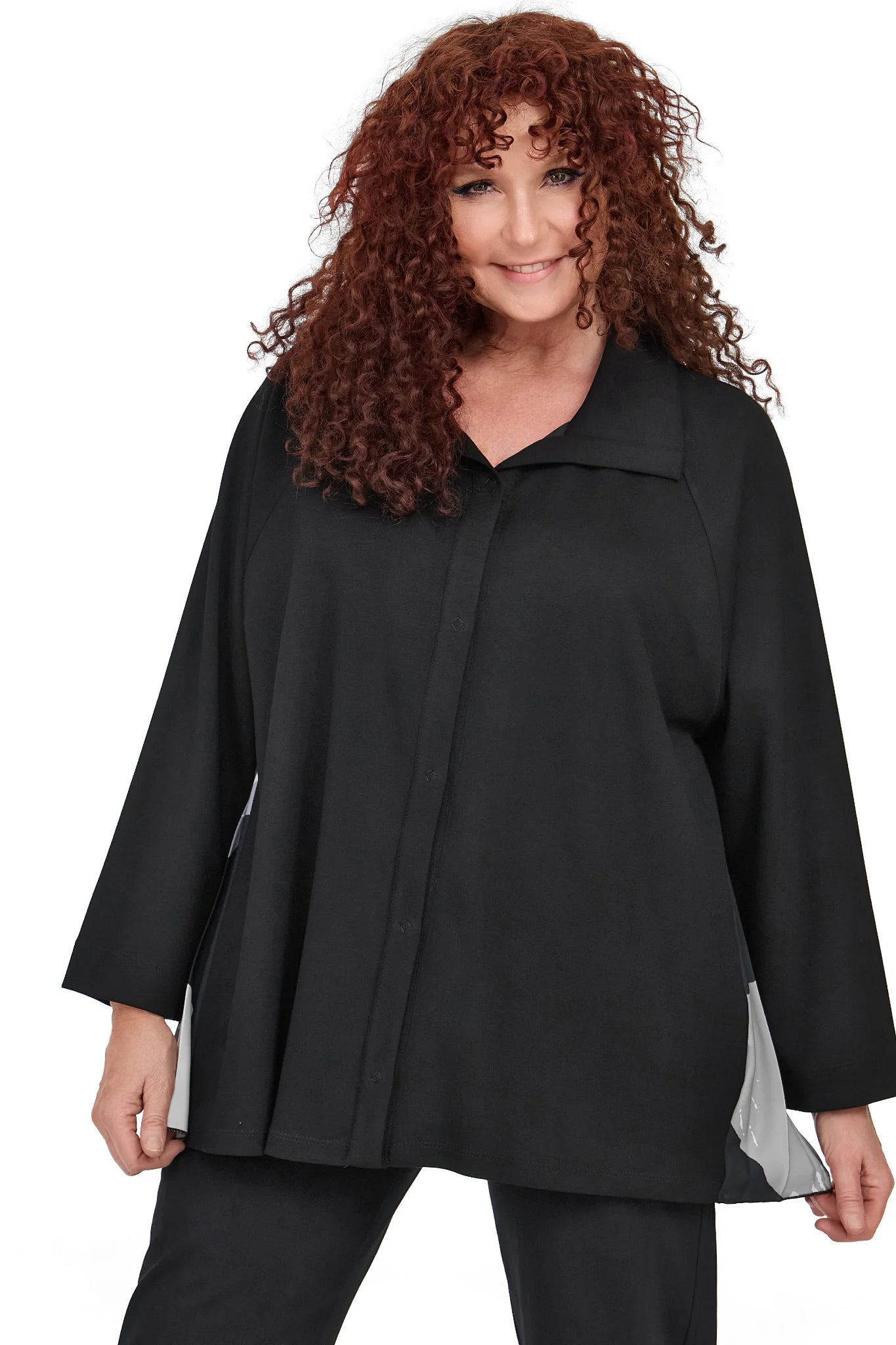  Moderne kastige Jacke in elegantem Schwarz mit Plisseeeinsatz für Plus Size und Curvy Fashion