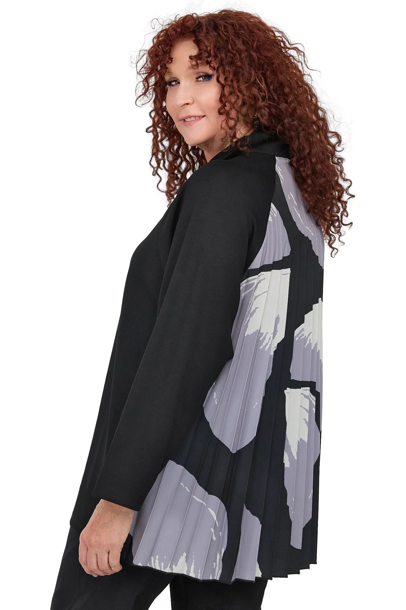  Moderne kastige Jacke in elegantem Schwarz mit Plisseeeinsatz für Plus Size und Curvy Fashion