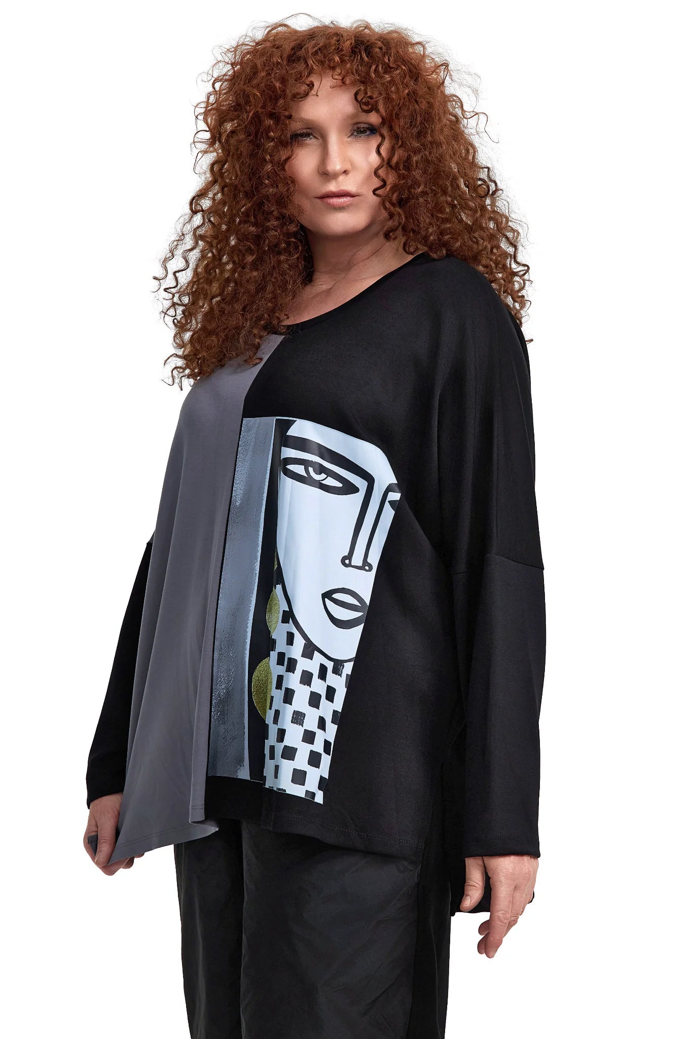  Kastiges Shirt mit langem Arm und Art-Print – Bequeme Viskose für Curvy Mode-Fans