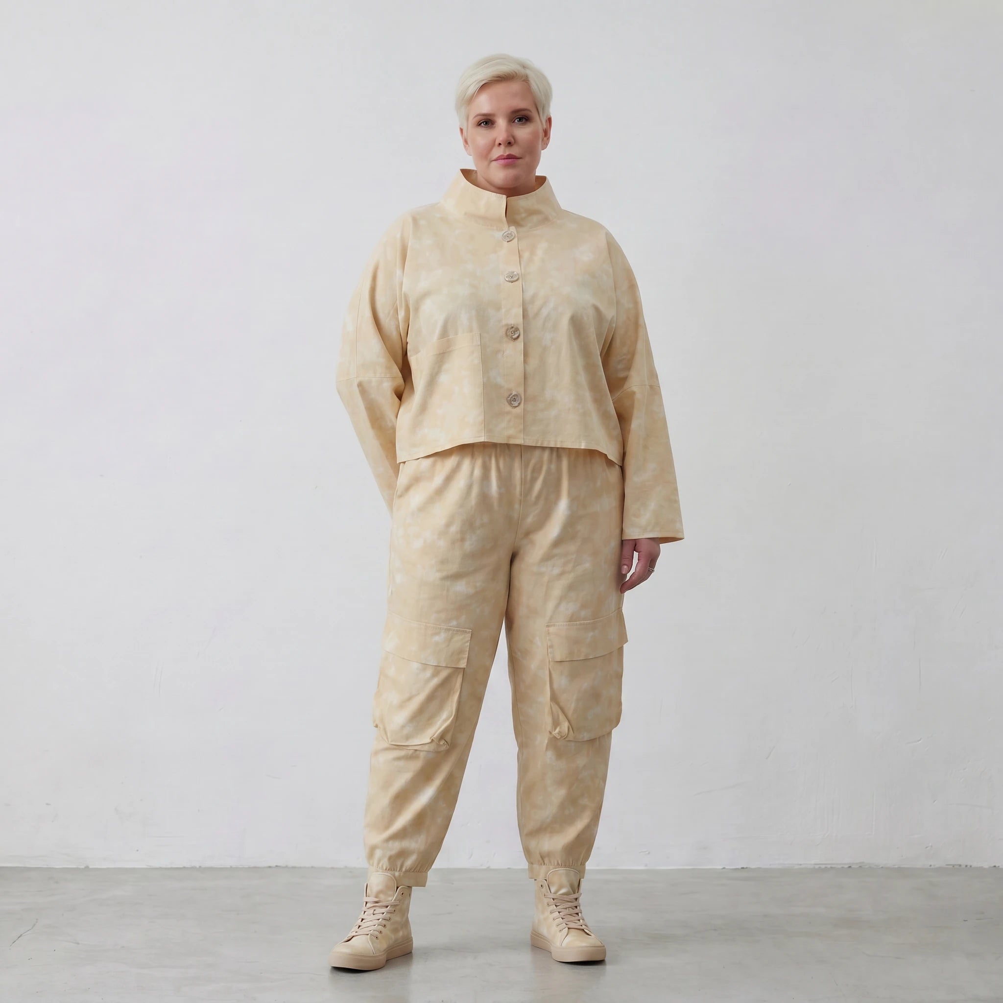 Luftige Oversize Jacke aus feiner Baumwoll Popeline im ausgefallenen Lagenlook mit Batikmuster, Vanille