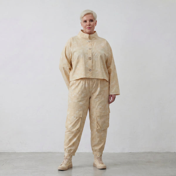 Luftige Oversize Jacke aus feiner Baumwoll Popeline im ausgefallenen Lagenlook mit Batikmuster, Vanille