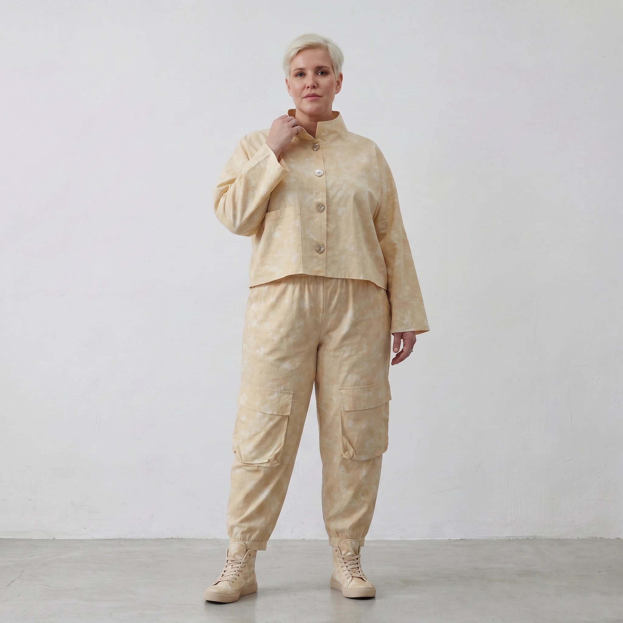 Luftige Oversize Jacke aus feiner Baumwoll Popeline im ausgefallenen Lagenlook mit Batikmuster, Vanille