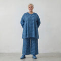 Zeitloses Lagenlook Oversize A-Form Shirt aus feiner Baumwollpopeline mit Batikmuster, Petrol