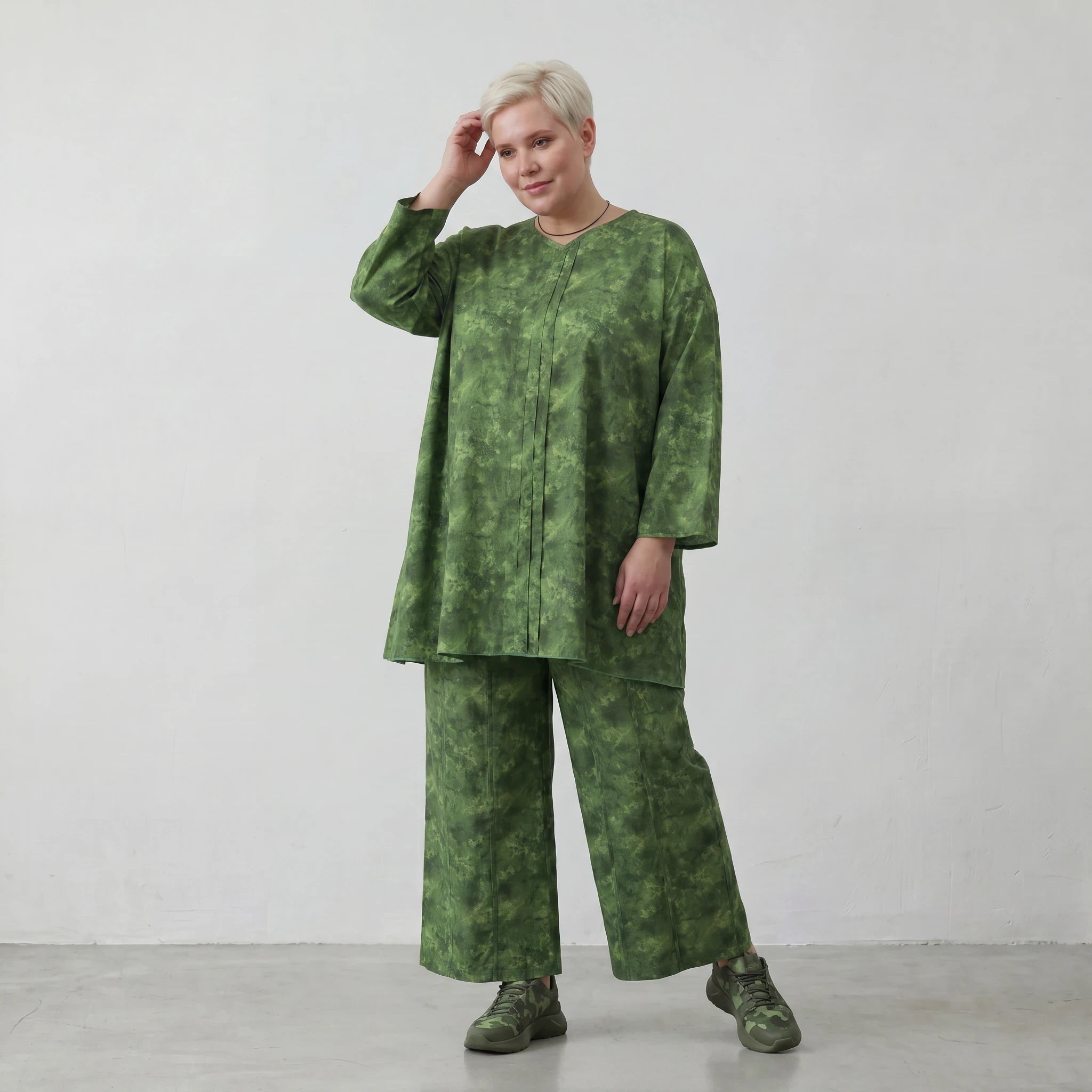 Stilvolles Oversize Lagenlook Shirt aus feiner, leichter Baumwollpopeline mit Batikmuster, Smaragdgrün