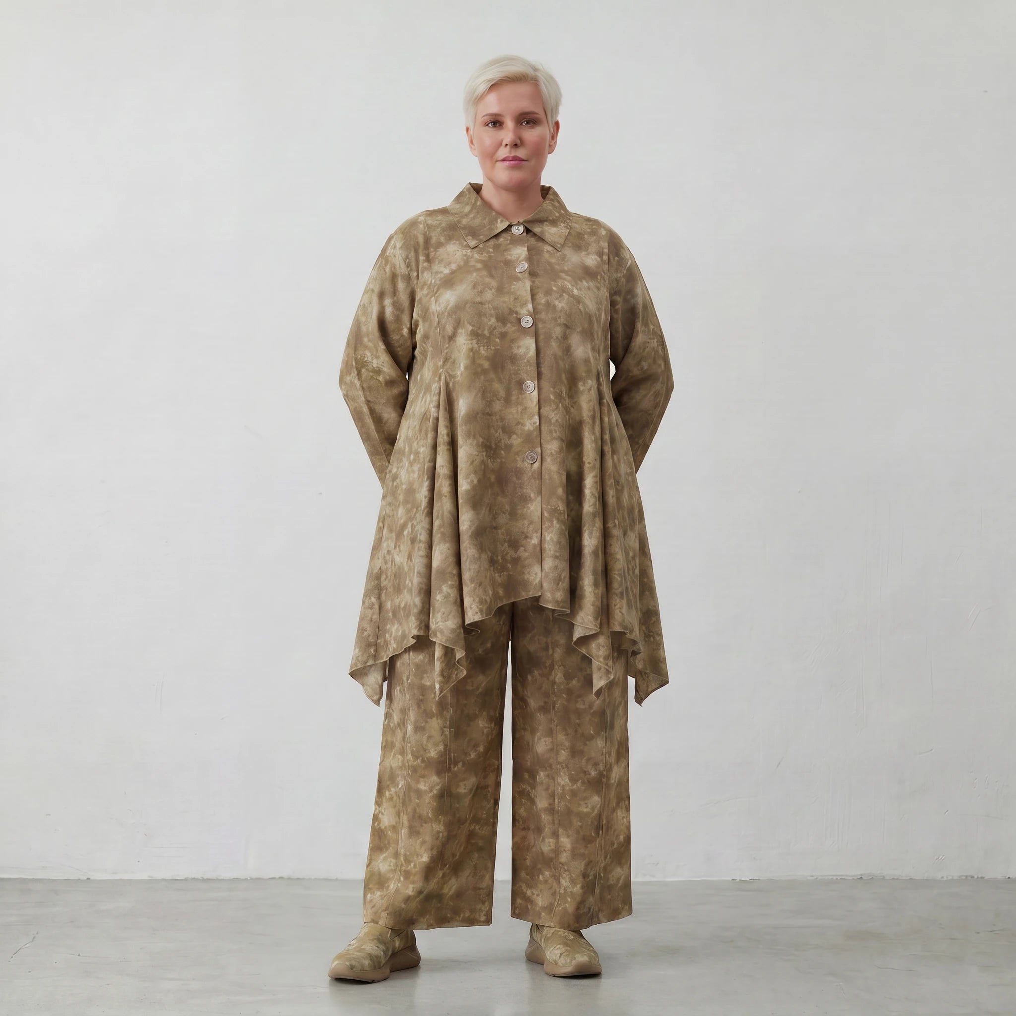 Zeitlos verspielte Bluse in Glockenform aus leichter Baumwoll-Popeline im legeren Lagenlook, Camel