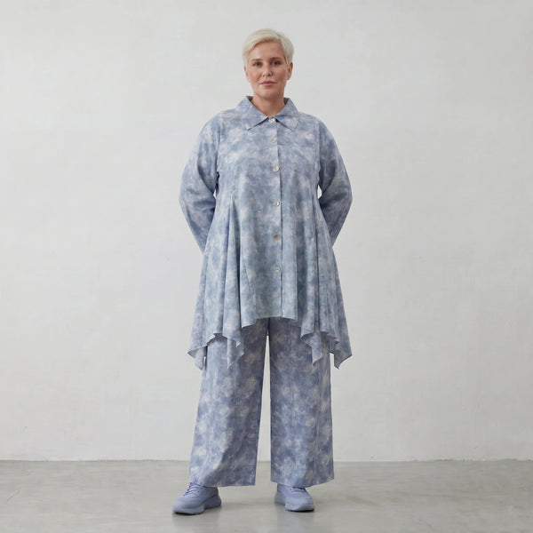 Legere Glockenform Lagenlook Bluse aus feiner, luftiger Baumwoll-Popeline mit Batikmuster, Jeansblau