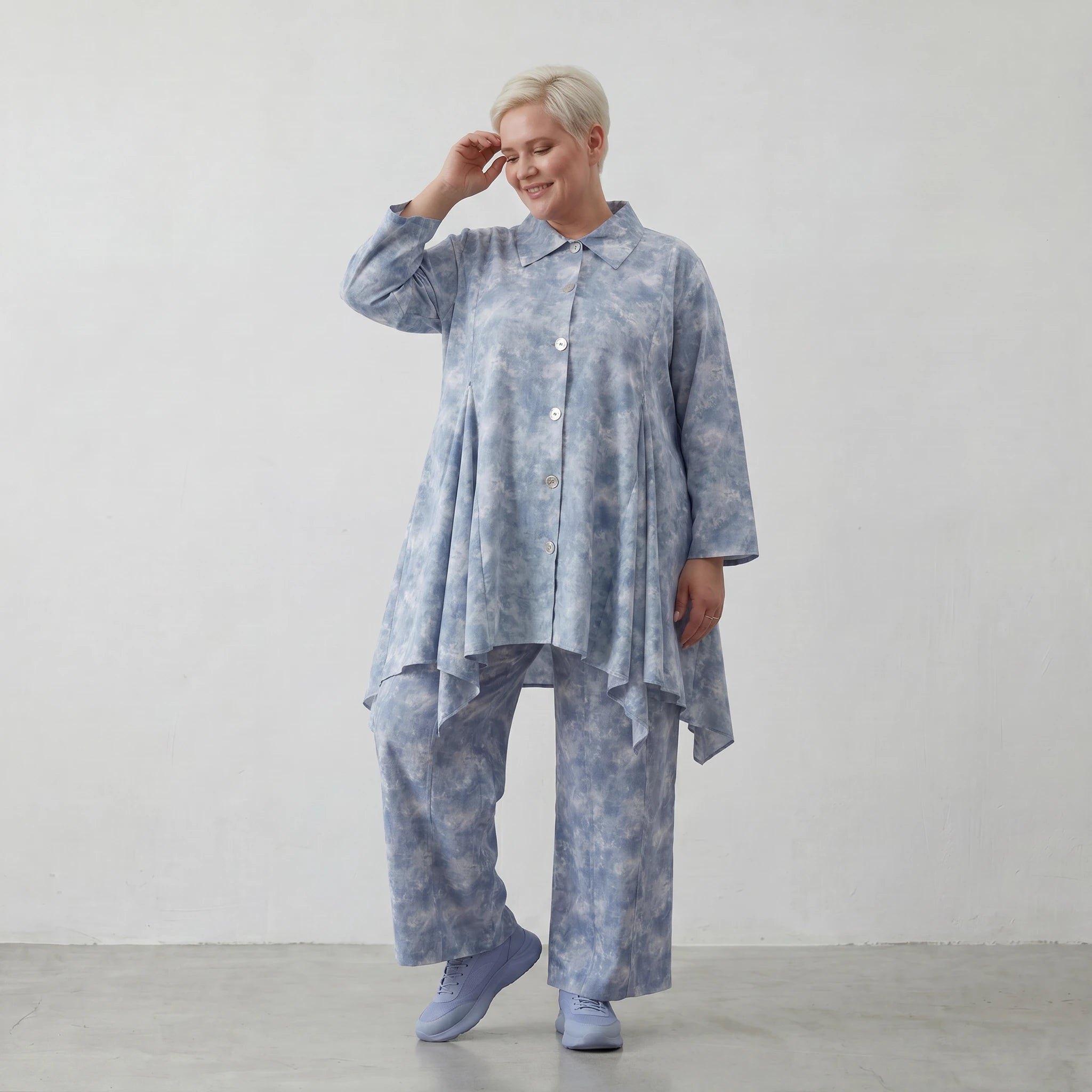 Legere Glockenform Lagenlook Bluse aus feiner, luftiger Baumwoll-Popeline mit Batikmuster, Jeansblau