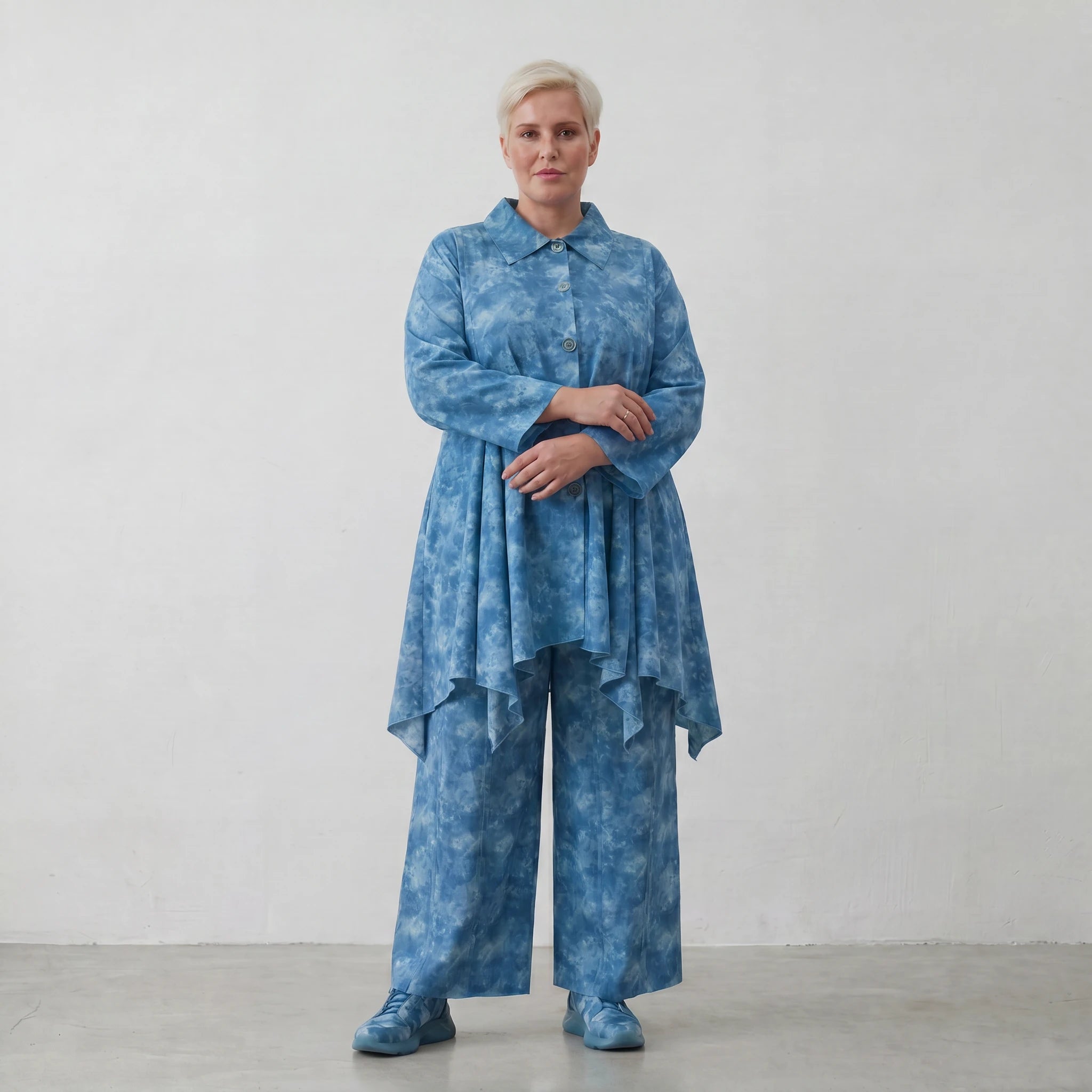 Glockenförmige Oversize Bluse aus luftiger Baumwoll-Popeline mit raffinierter Batik-Optik, Aquablau