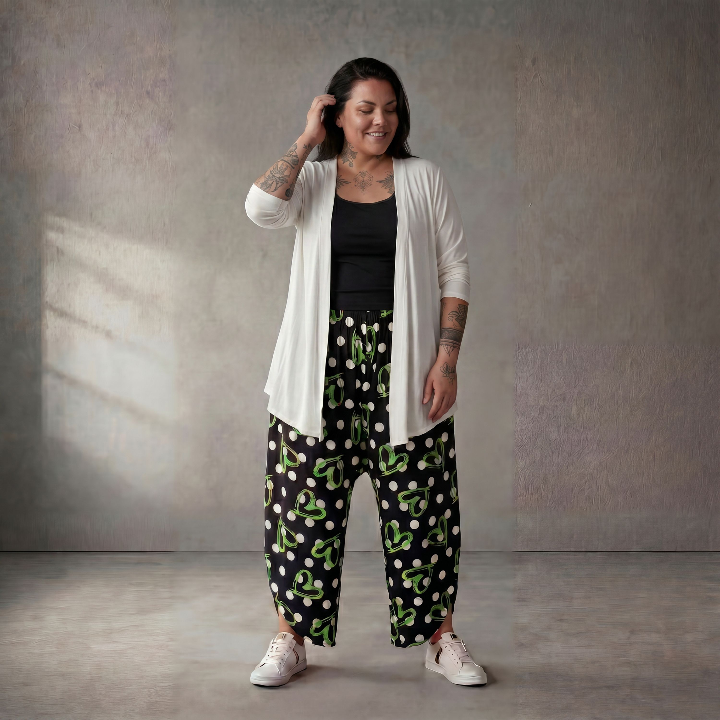 Ausgefallene Oversize Ballonhose in Schwarz Weiß Grün aus Viskose leger Lagenlook zeitlos