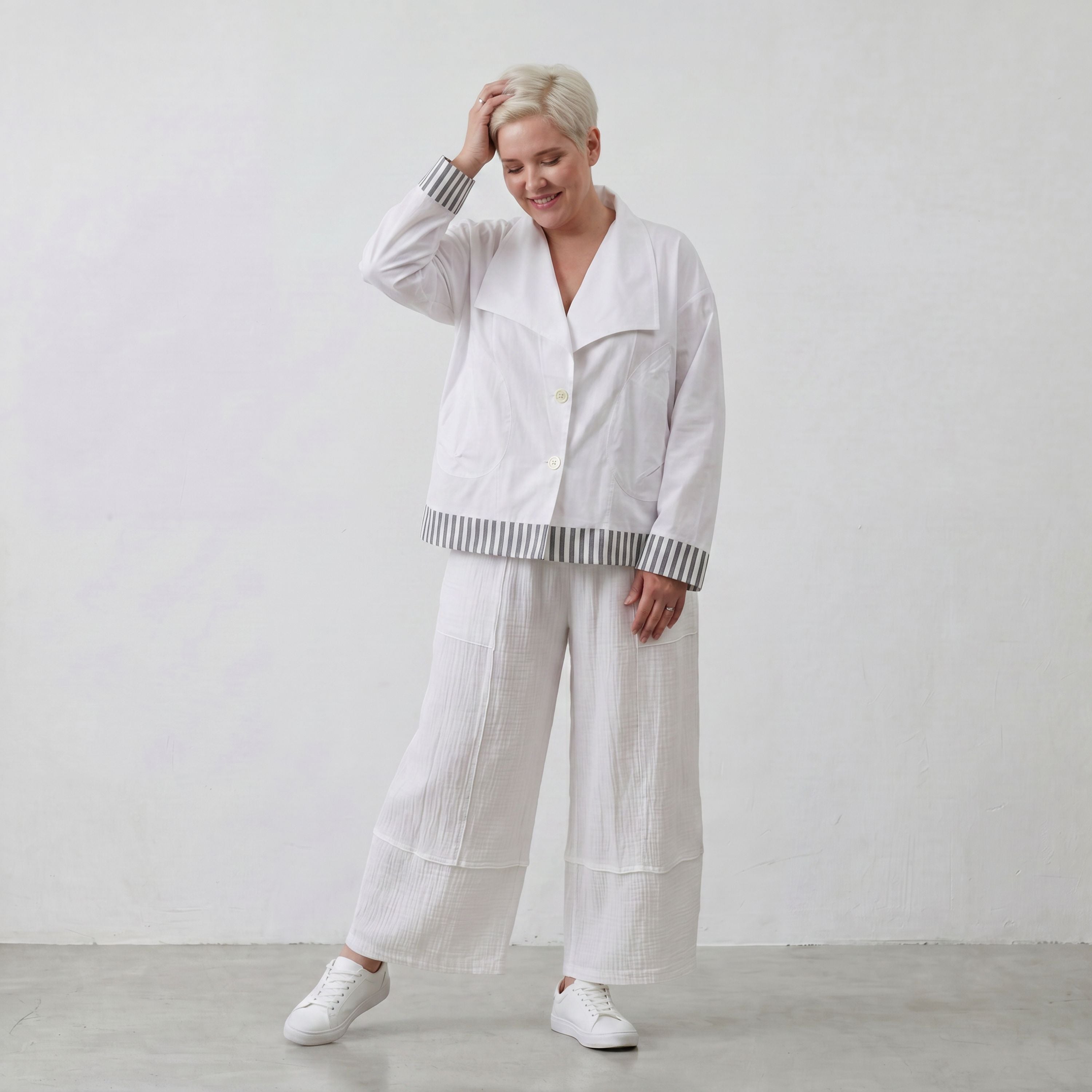 Zeitlose Oversize Streifenjacke Anthrazit Weiß im legeren Lagenlook modern ausgefallen