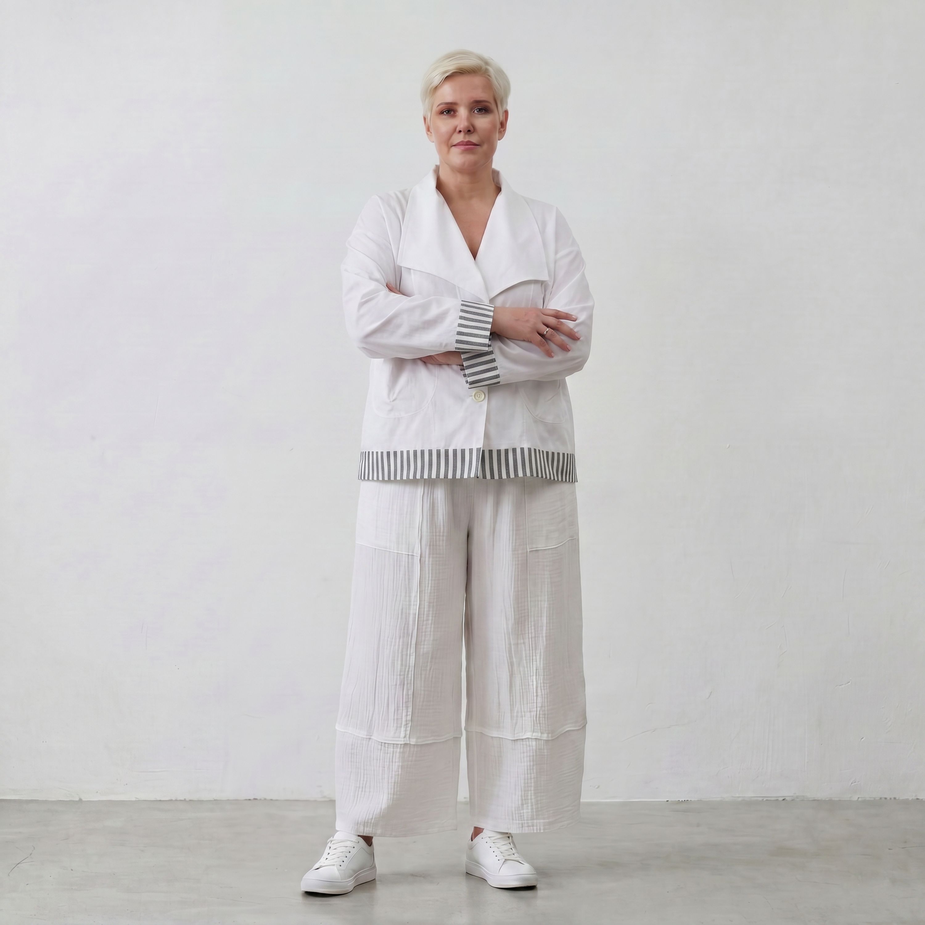 Zeitlose Oversize Streifenjacke Anthrazit Weiß im legeren Lagenlook modern ausgefallen