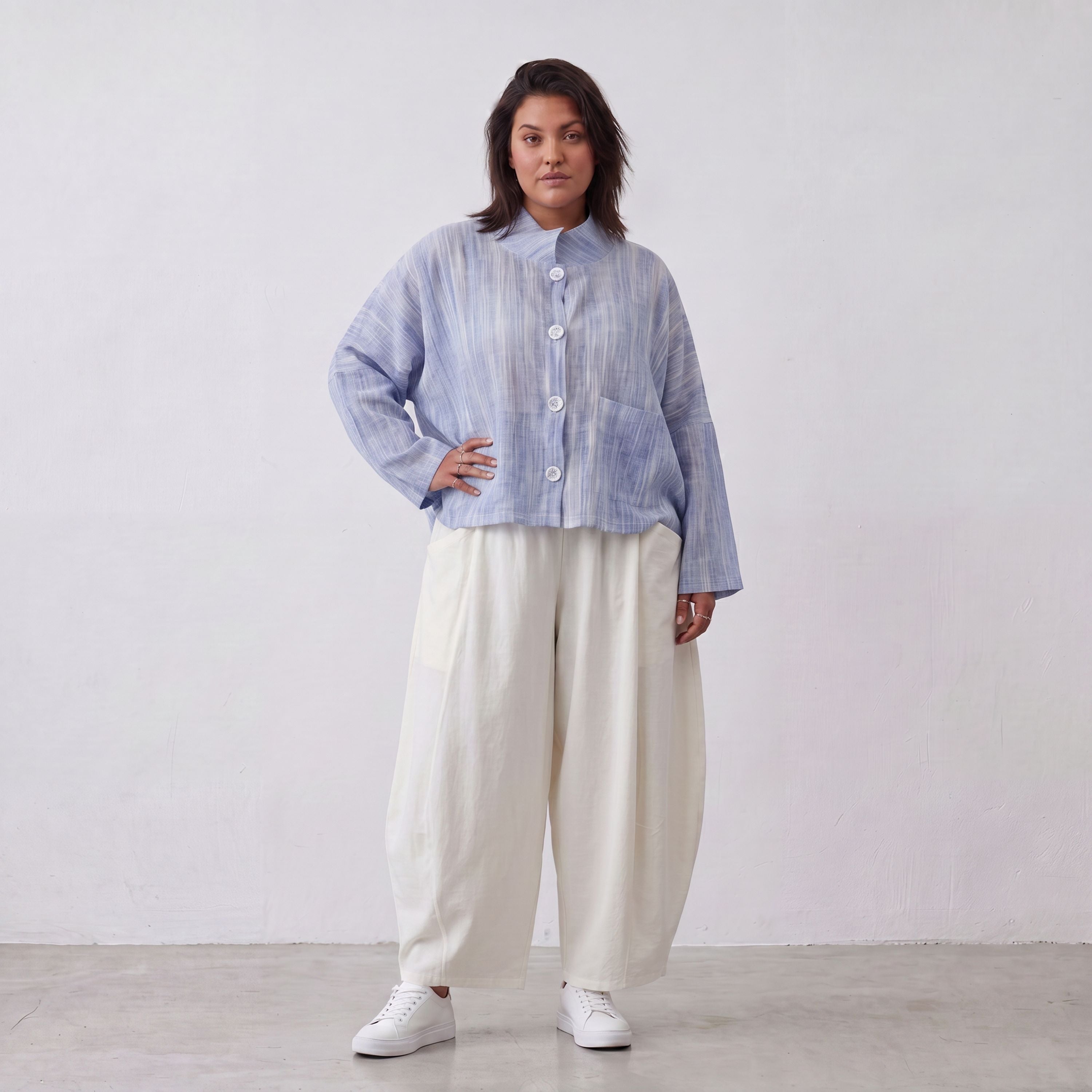 Leichte sommerliche Oversize Jacke in Jeansblau Weiß mit Crash Look für zeitlosen Lagenlook