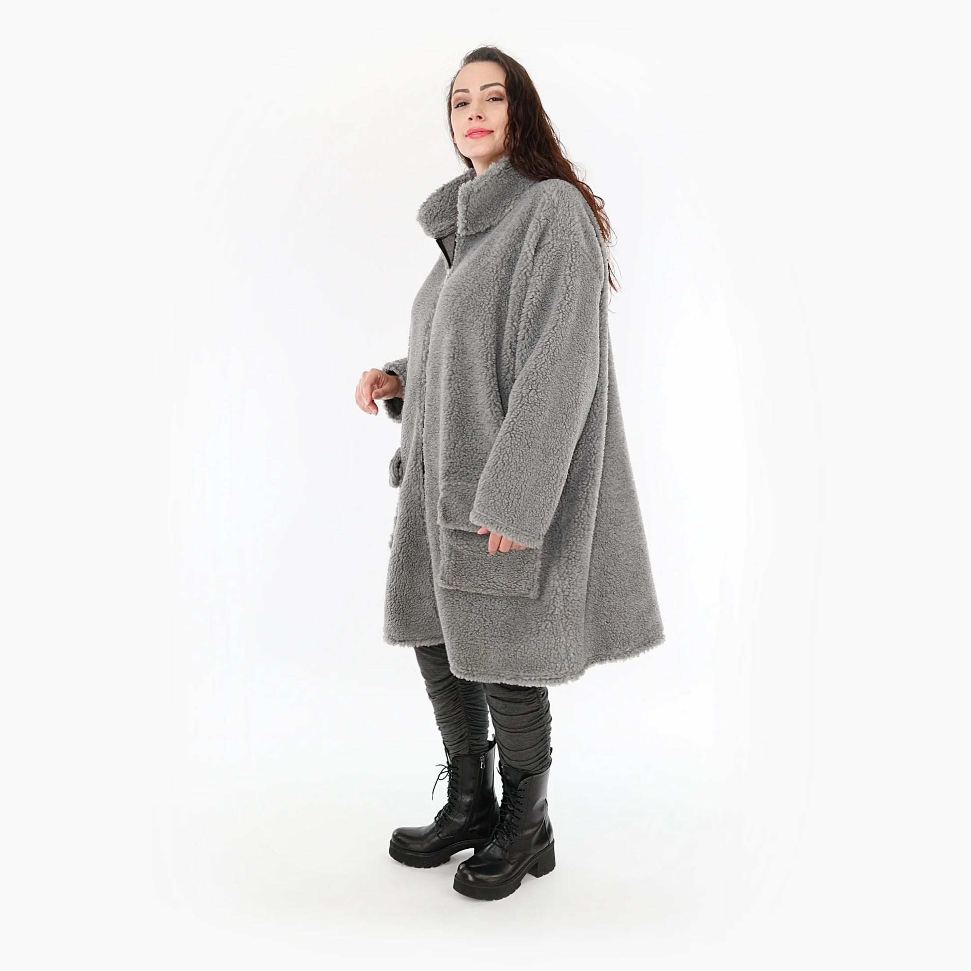  Stylische Oversize-Jacke mit Stehkragen und aufgesetzten Taschen für Plus-Size-Fashion-Liebhaber