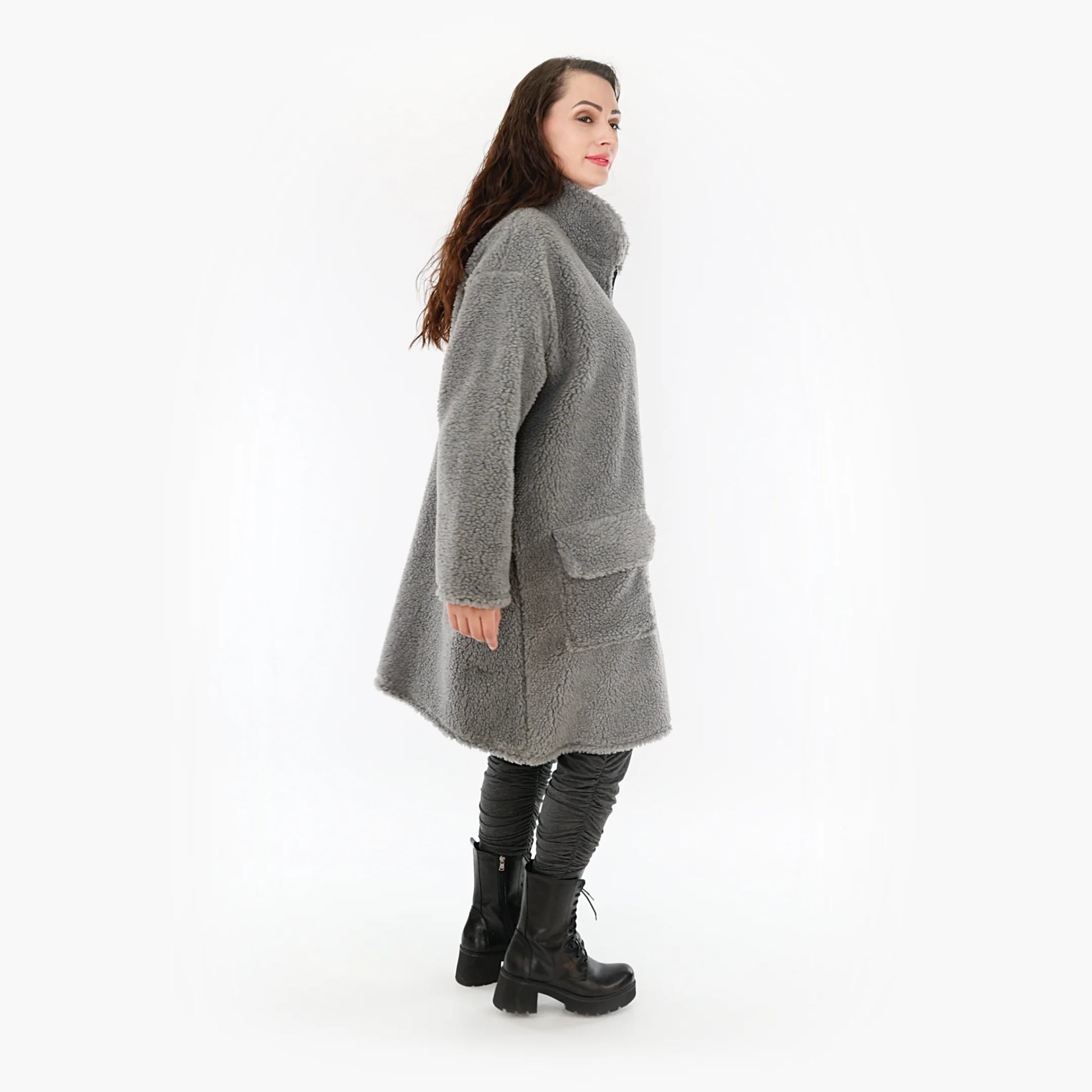  Stylische Oversize-Jacke mit Stehkragen und aufgesetzten Taschen für Plus-Size-Fashion-Liebhaber