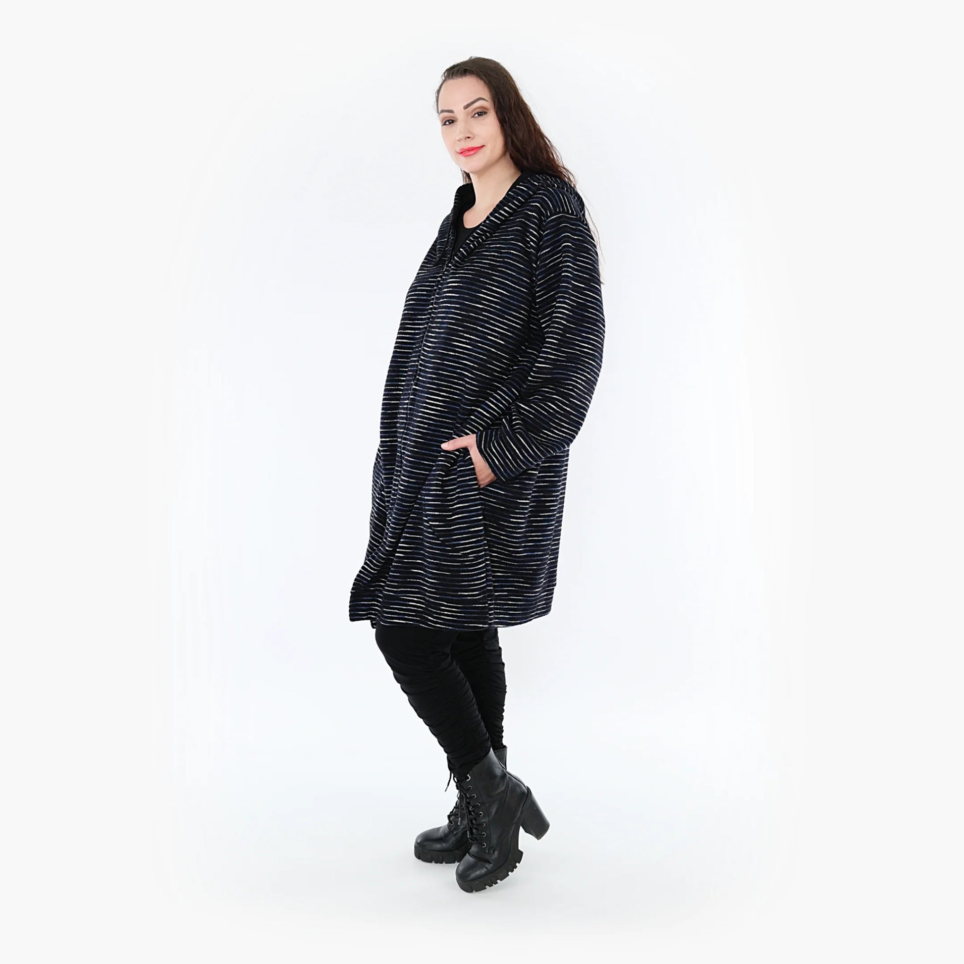  Stylische Jacke im Lagenlook aus kuscheliger Wollmischung in Schwarz-Blau-Weiß für Plus Size